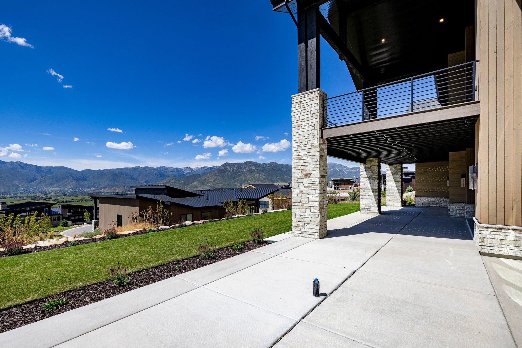  Upgraded Luxury Living with Panoramic Mountain Views - 物件實景