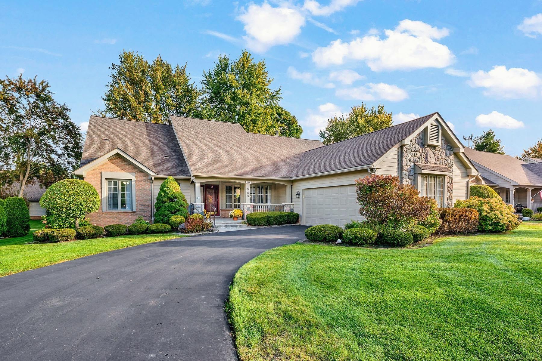 Rochester Hills, Michigan, 48307, United States, 2 Bedrooms Bedrooms, ,4 BathroomsBathrooms,Residential,For Sale,1980077