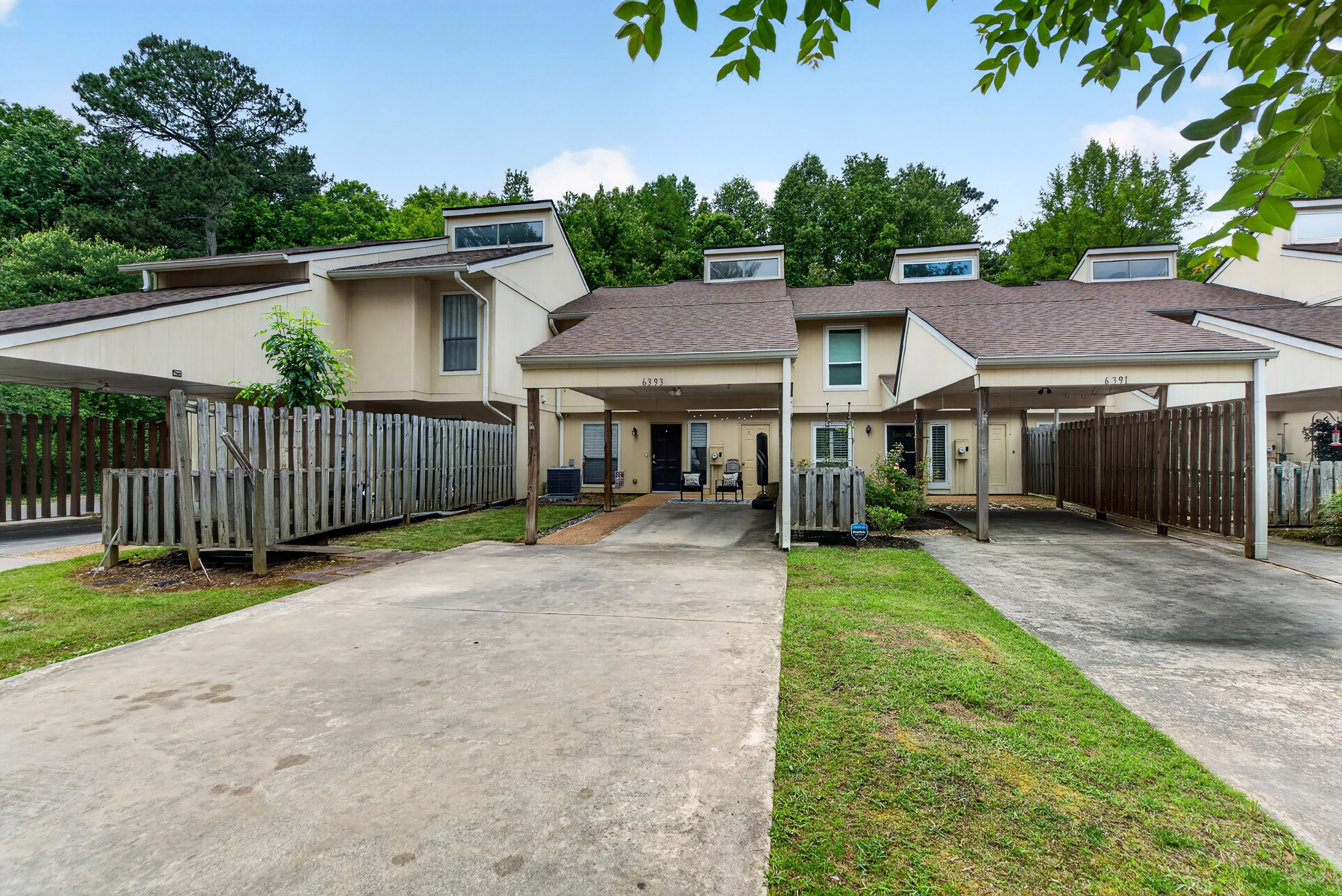  Townhouse-style Condo Offers Solid Value and Strong Upside Potential - 物件實景