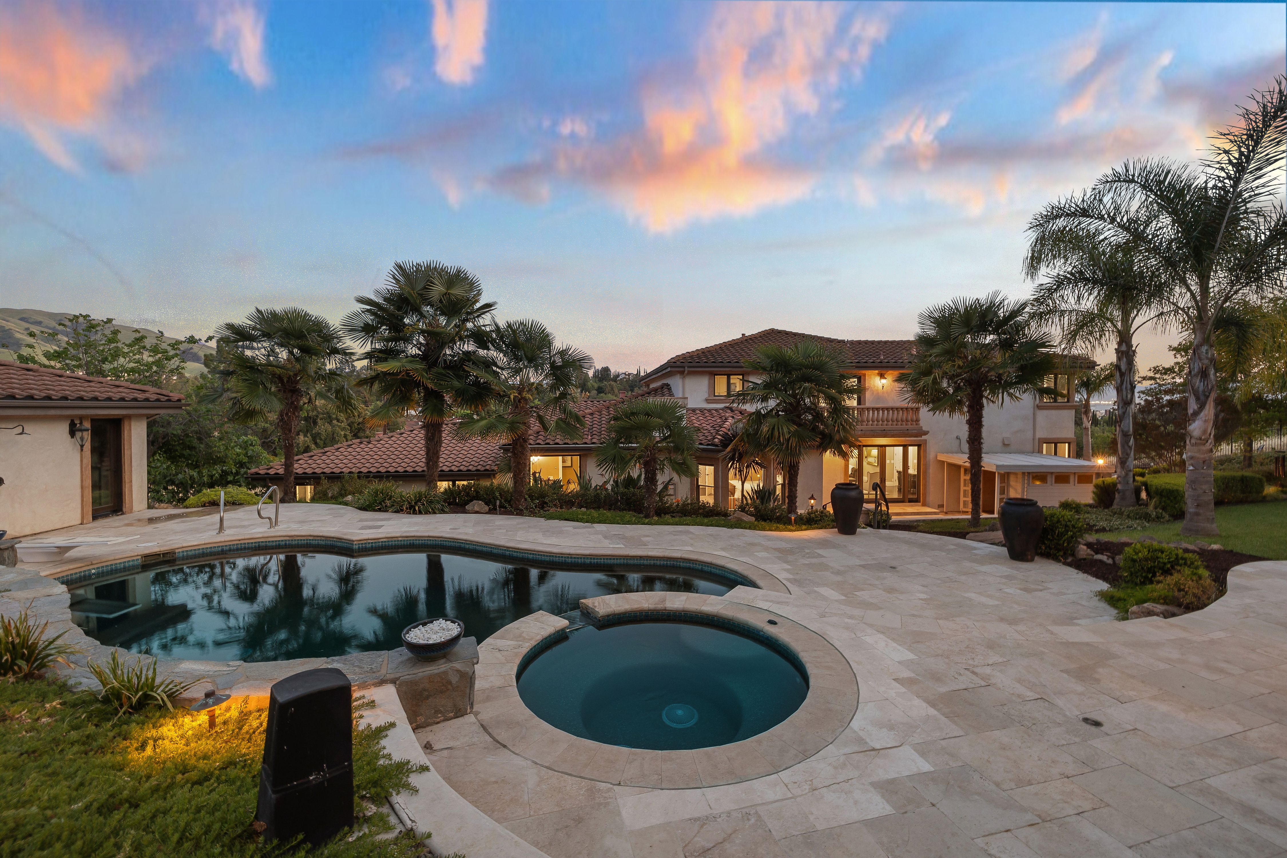  Grand Mediterranean Estate with Private Multi-Generational Wing - 物件實景