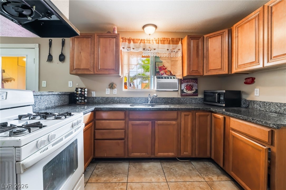 Las Vegas, Nevada, 89104, United States, 6 Bedrooms Bedrooms, ,2 BathroomsBathrooms,Residential,For Sale,2048974