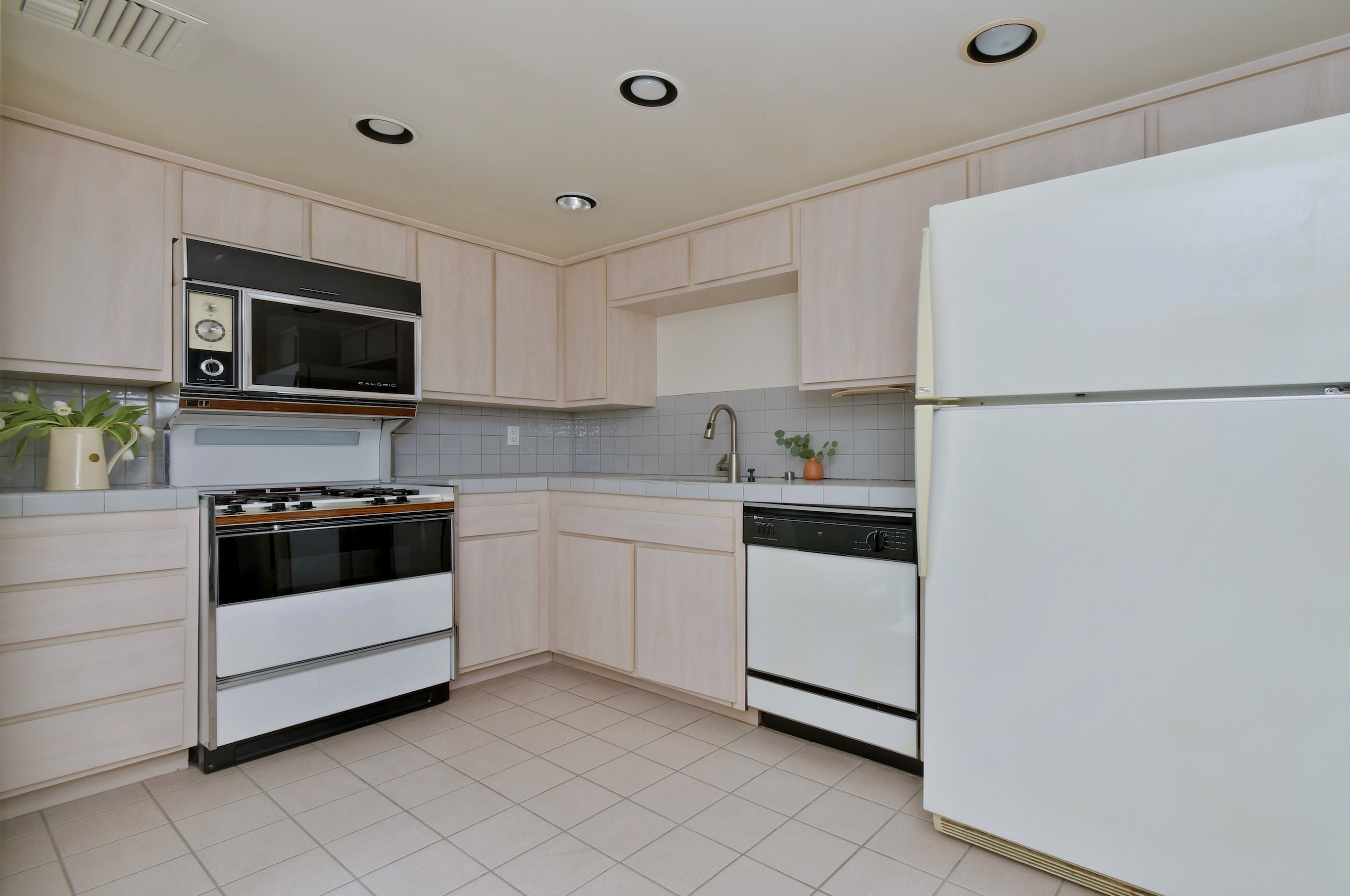  11738 Moorpark Street Unit E - 物件實景