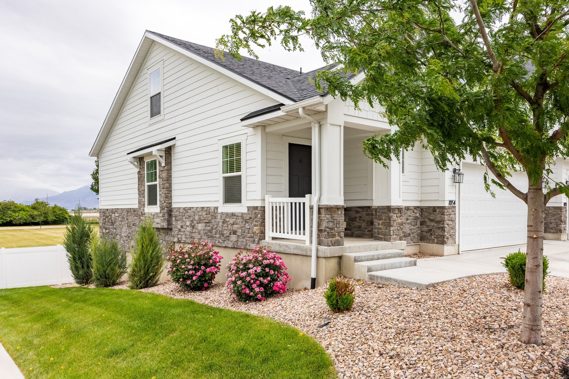  Meticulously Maintained End-Unit Townhome - 物件實景