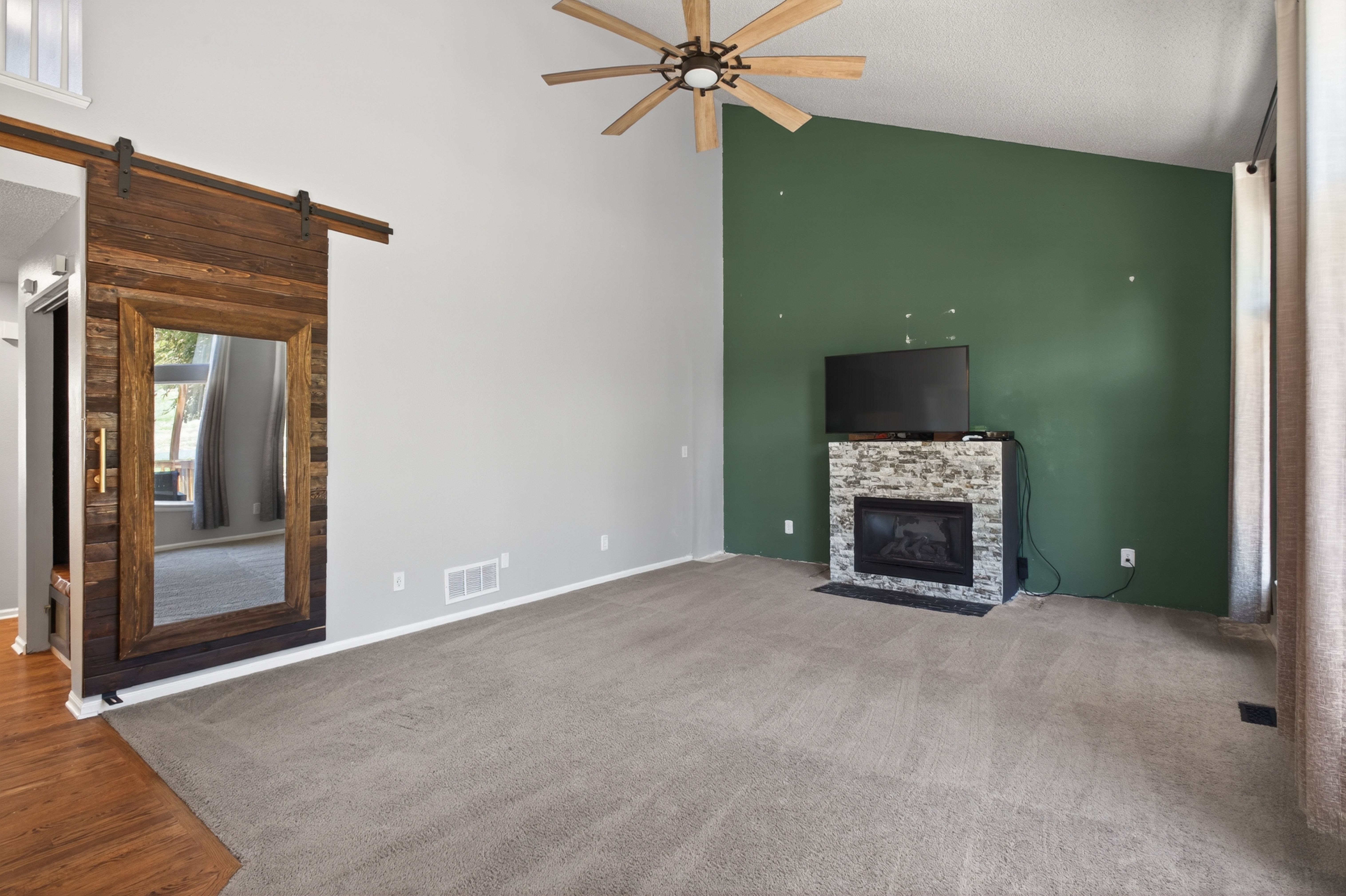  Situated on a Desirable Corner Lot in Hidden River - 物件實景