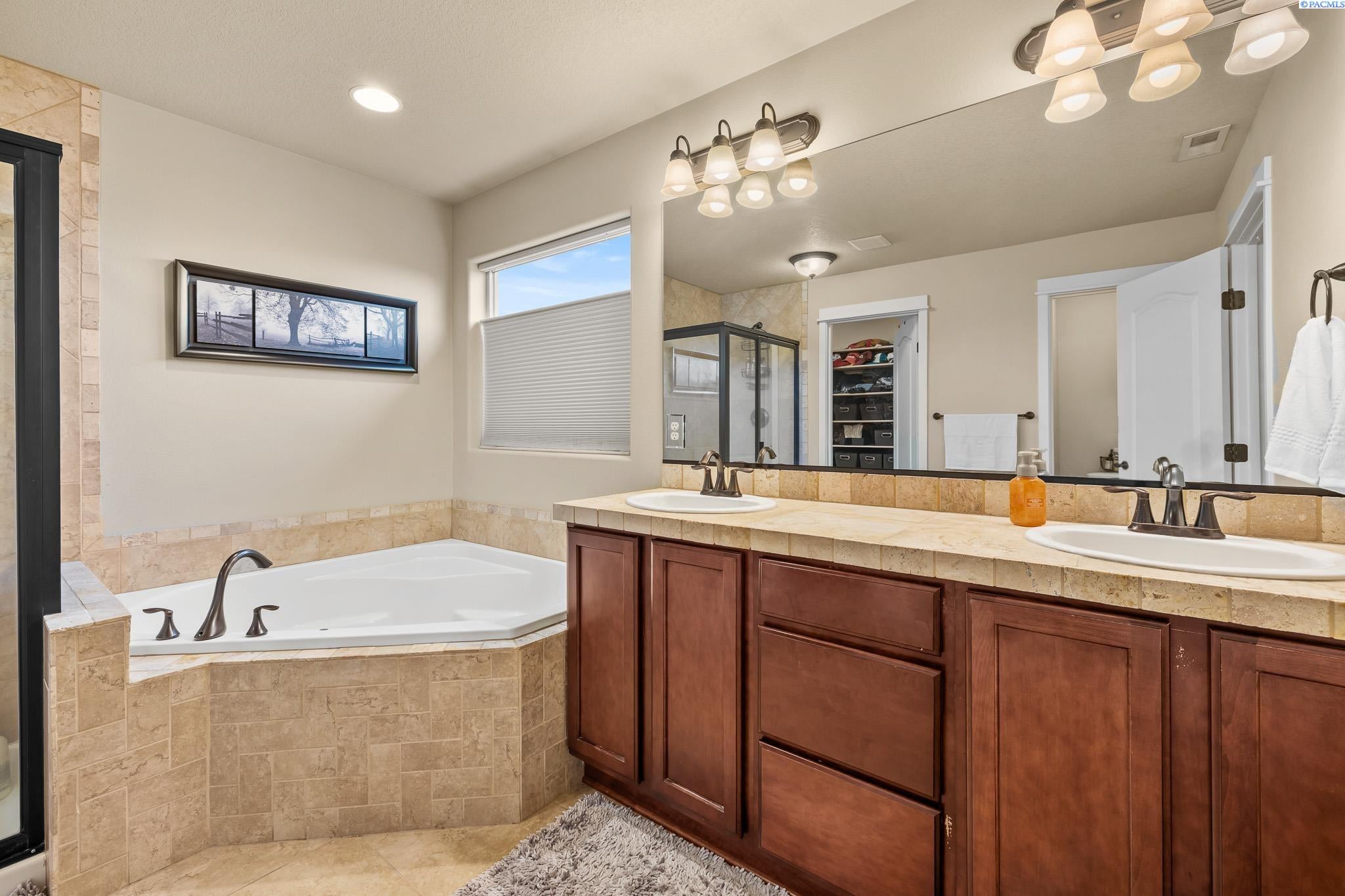 Kennewick, Washington, 99338, United States, 4 Bedrooms Bedrooms, ,3 BathroomsBathrooms,Residential,For Sale,1982934