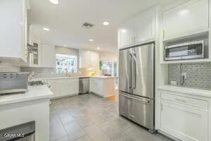 Van Nuys, California, 91405, United States, 3 Bedrooms Bedrooms, ,2 BathroomsBathrooms,Residential,For Sale,1939328