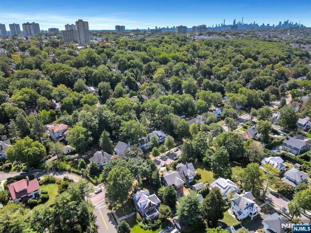 Leonia, New Jersey, 07605, United States, 5 Bedrooms Bedrooms, ,4 BathroomsBathrooms,Residential,For Sale,1934270