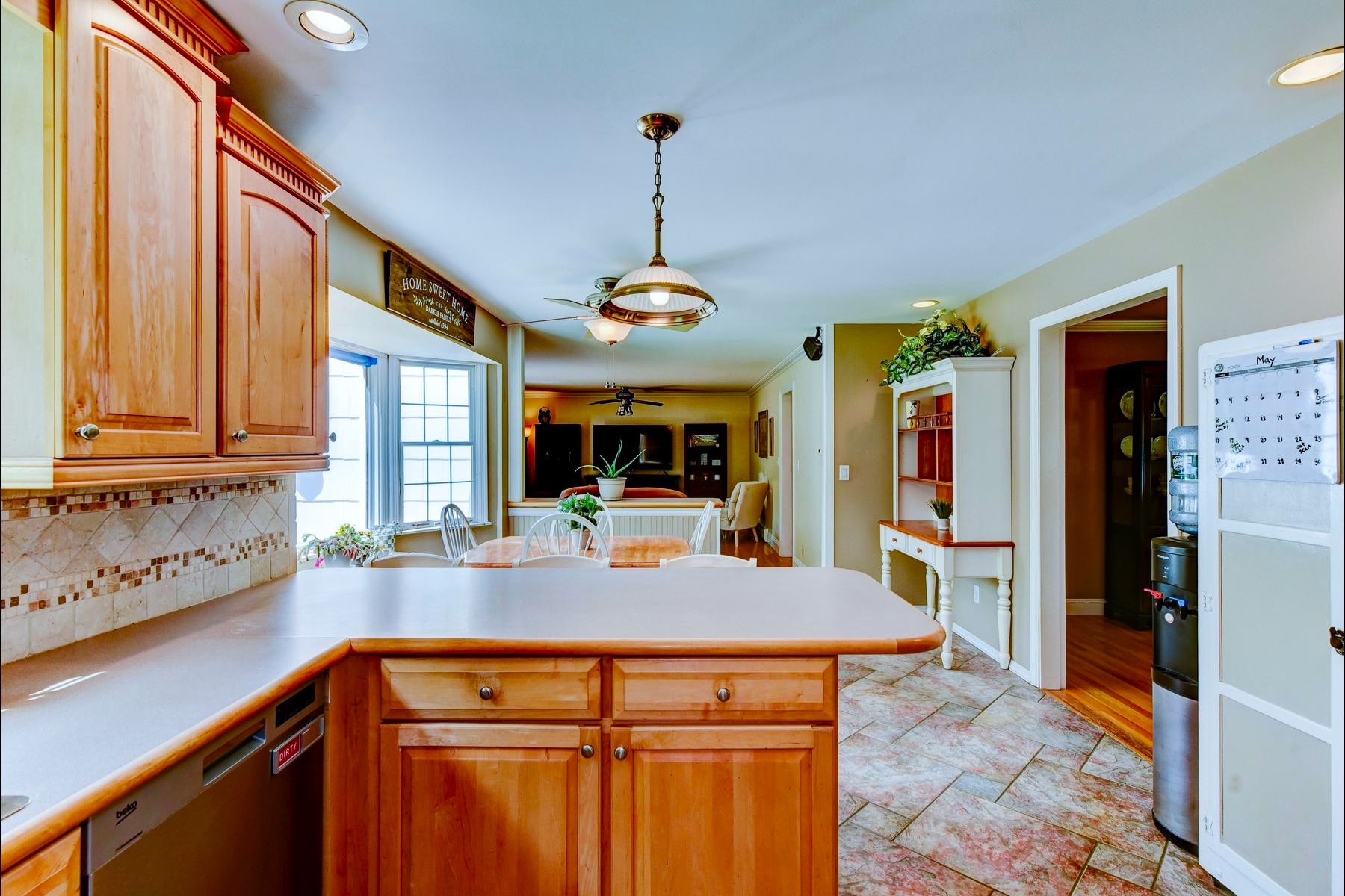  ?Glenwood? Neighborhood Colonial Offers Privacy and Flexibility - 物件實景