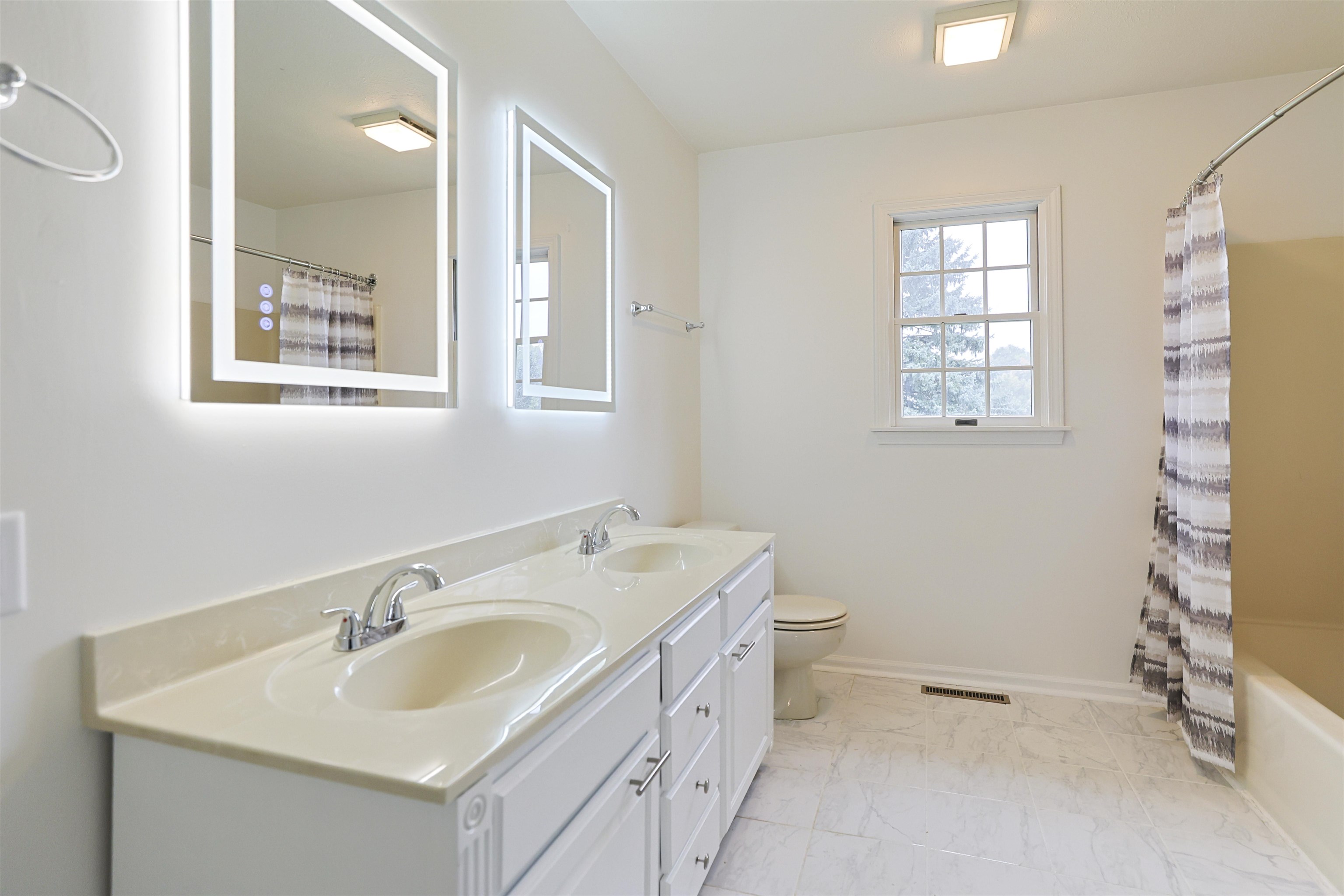 South Bend, Indiana, 46614, United States, 4 Bedrooms Bedrooms, ,4 BathroomsBathrooms,Residential,For Sale,1985327