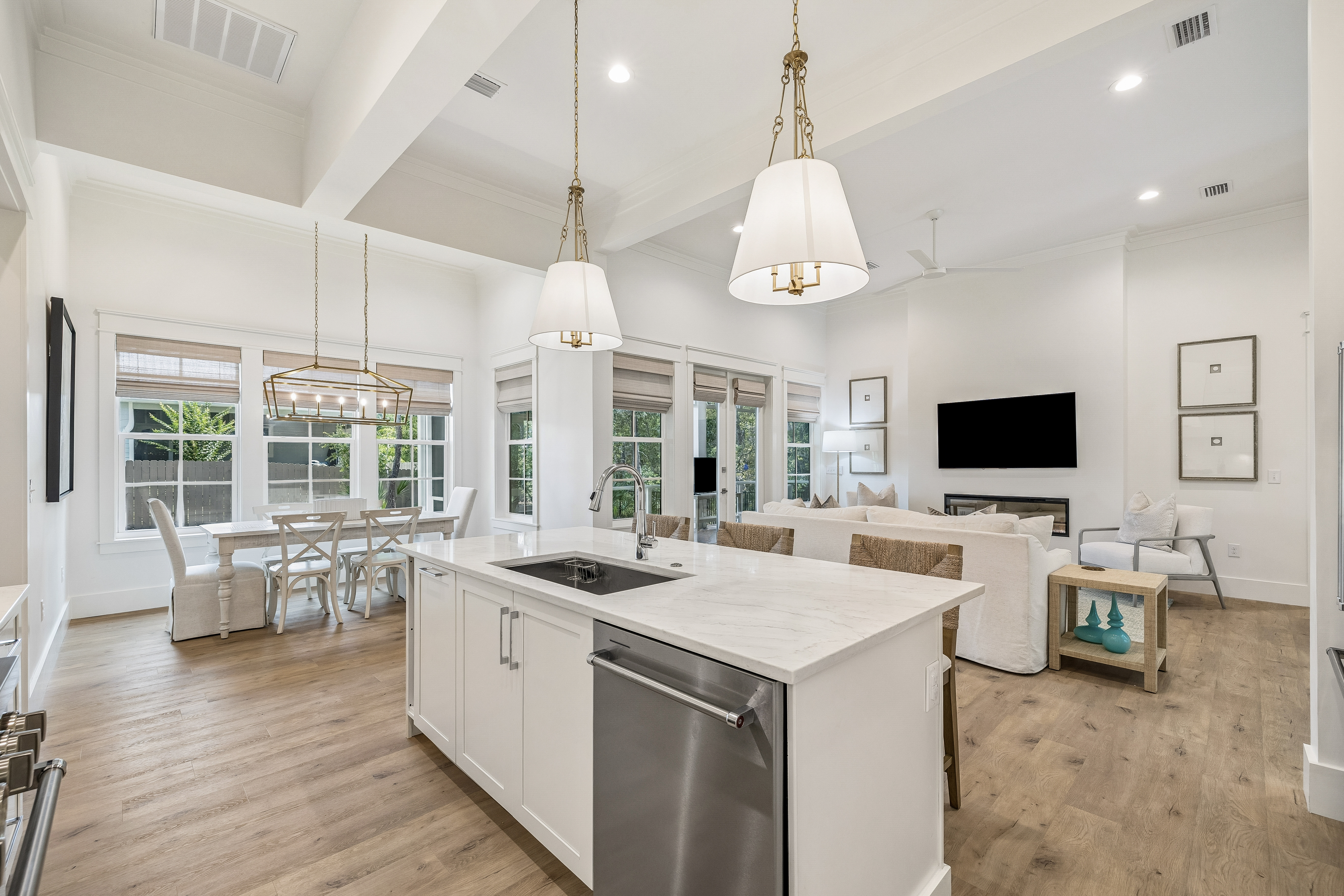  Custom Coastal Luxury with Walkable Beach Access - 物件實景