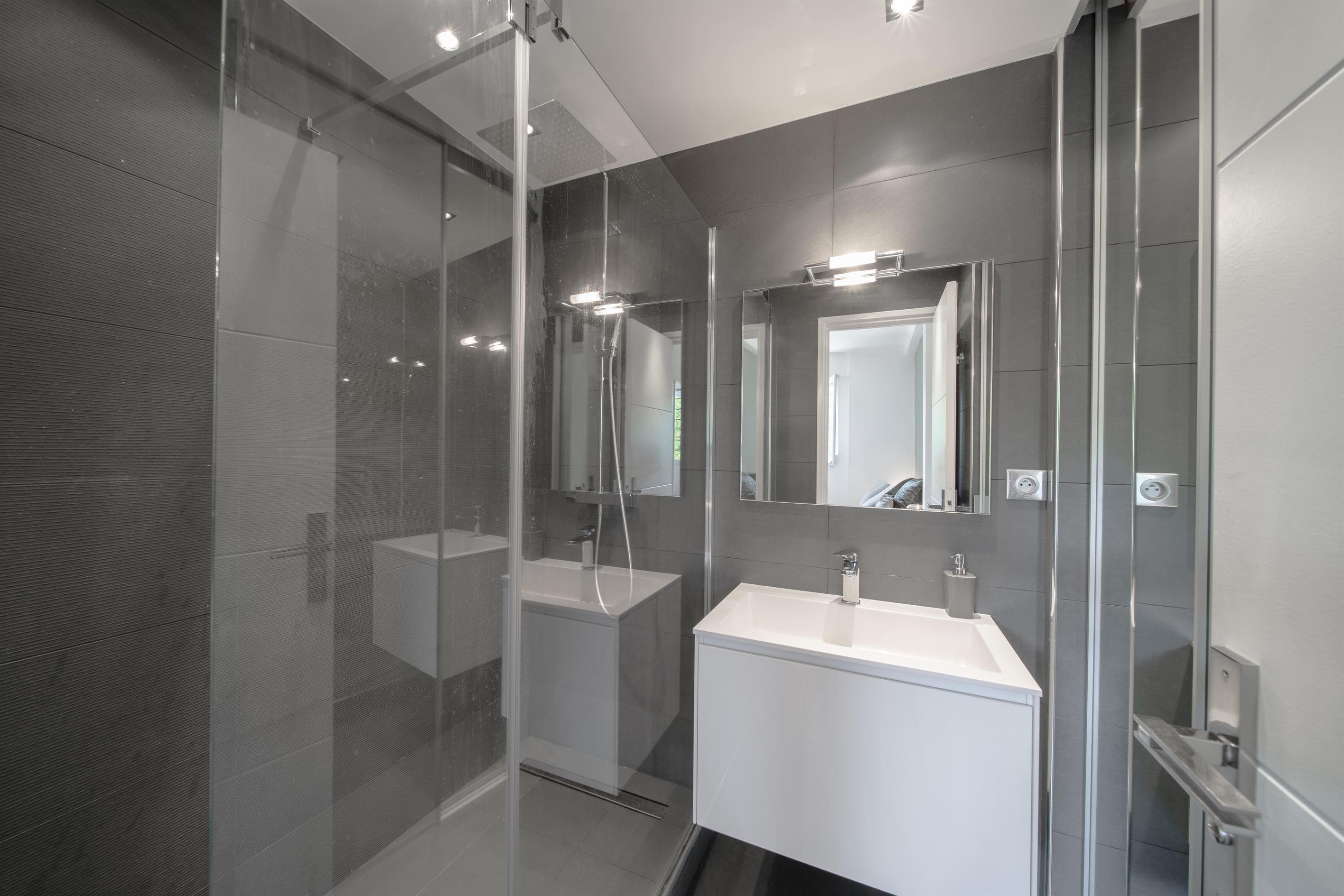  1-bedroom renovated apartment with terrace and garage Cannes City Centre - 物件實景