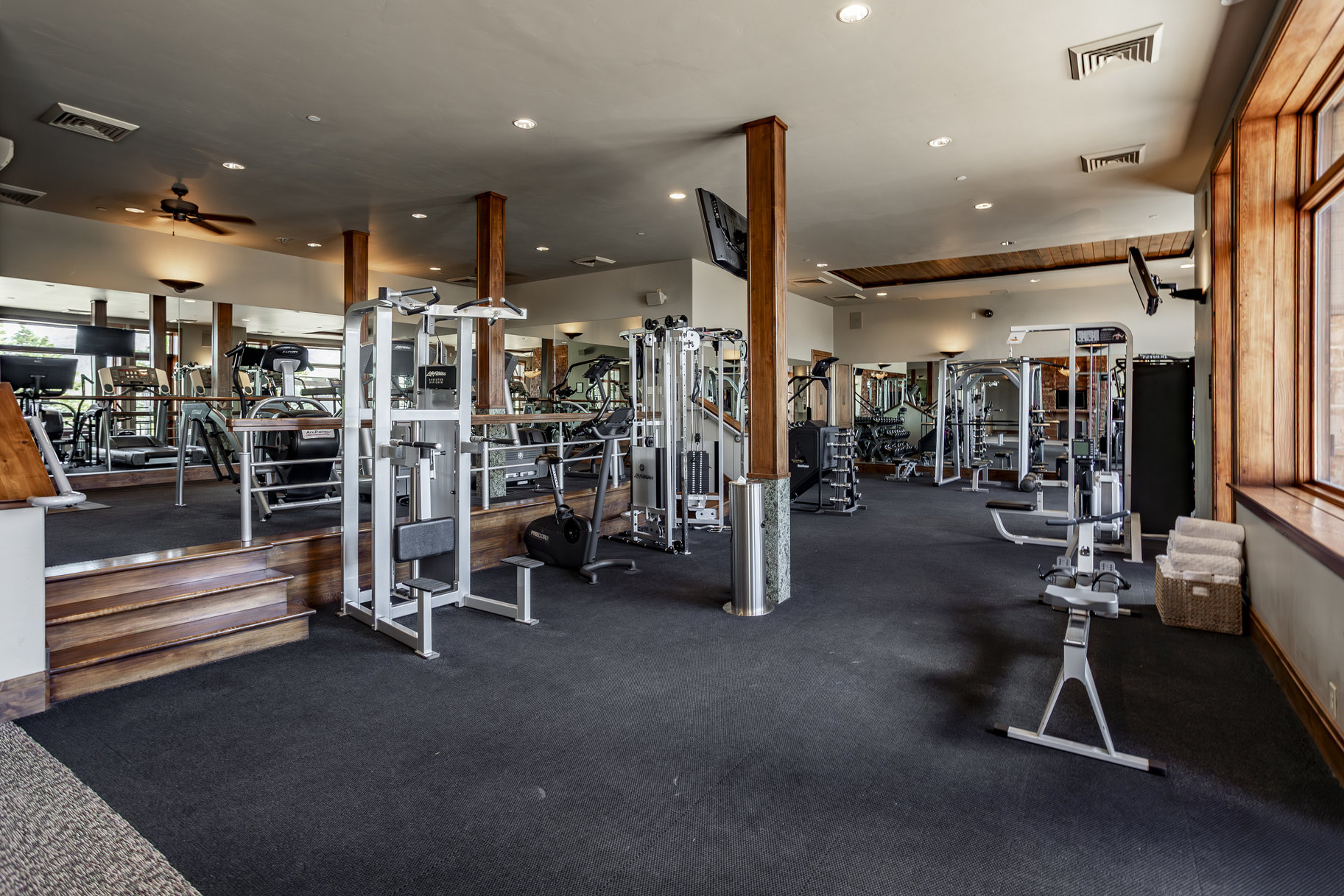  Rare End Unit in Stag Lodge with Unmatched Views & Ski Access - 物件實景