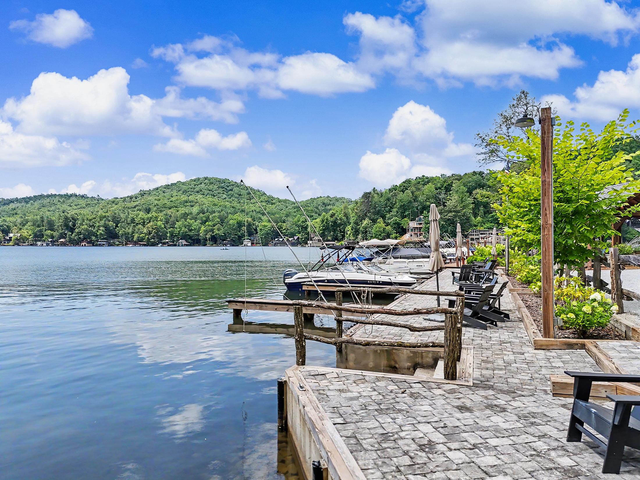 Inviting Cottage Blends a Scenic Mountain Retreat and Easy Lake Living - 物件實景