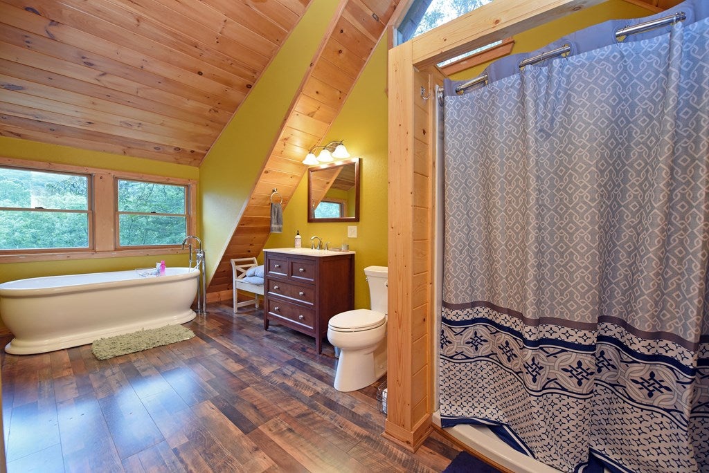 Blue Ridge, Georgia, 30513, United States, 4 Bedrooms Bedrooms, ,3 BathroomsBathrooms,Residential,For Sale,1889495