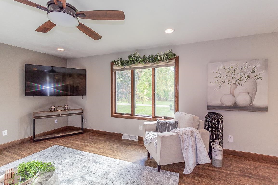 New London, Wisconsin, 54961-8021, United States, 4 Bedrooms Bedrooms, ,2 BathroomsBathrooms,Residential,For Sale,1984435