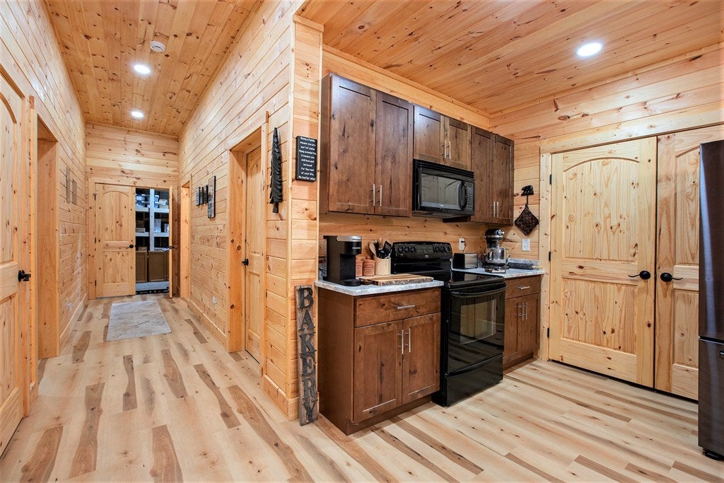 Blue Ridge, Georgia, 30513, United States, 4 Bedrooms Bedrooms, ,3 BathroomsBathrooms,Residential,For Sale,1876704