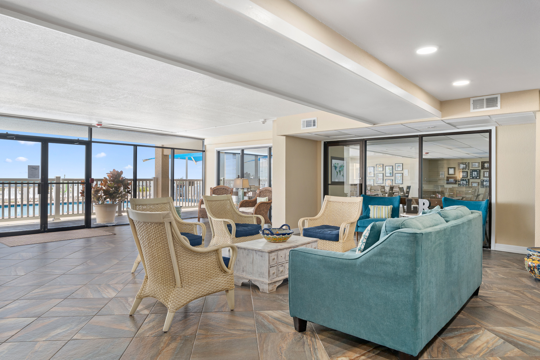  STUNNING WATERFRONT CONDO WITH MODERN UPDATES & SPECTACULAR VIEWS - 物件實景