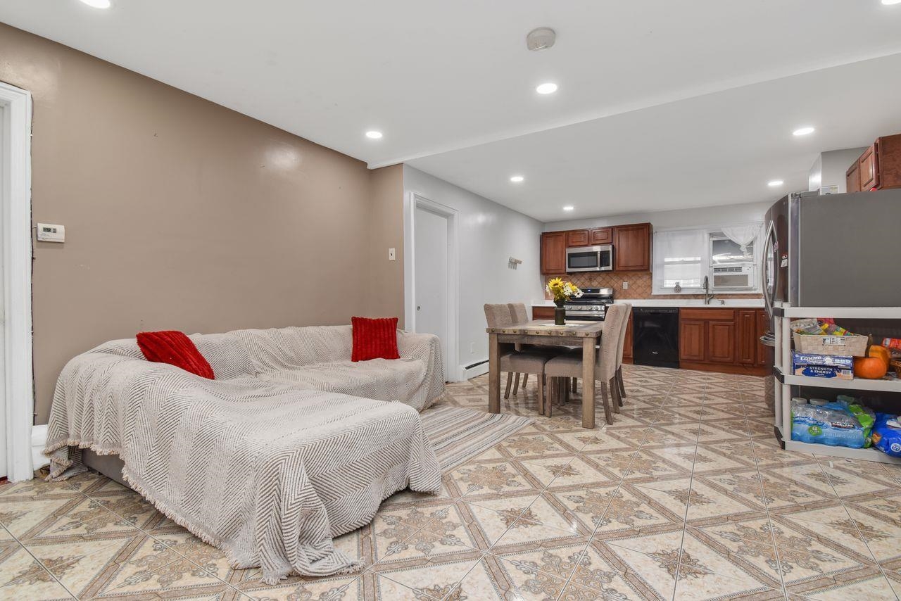 Bayonne, New Jersey, 07002, United States, 3 Bedrooms Bedrooms, ,1 BathroomBathrooms,Residential,For Sale,2000875