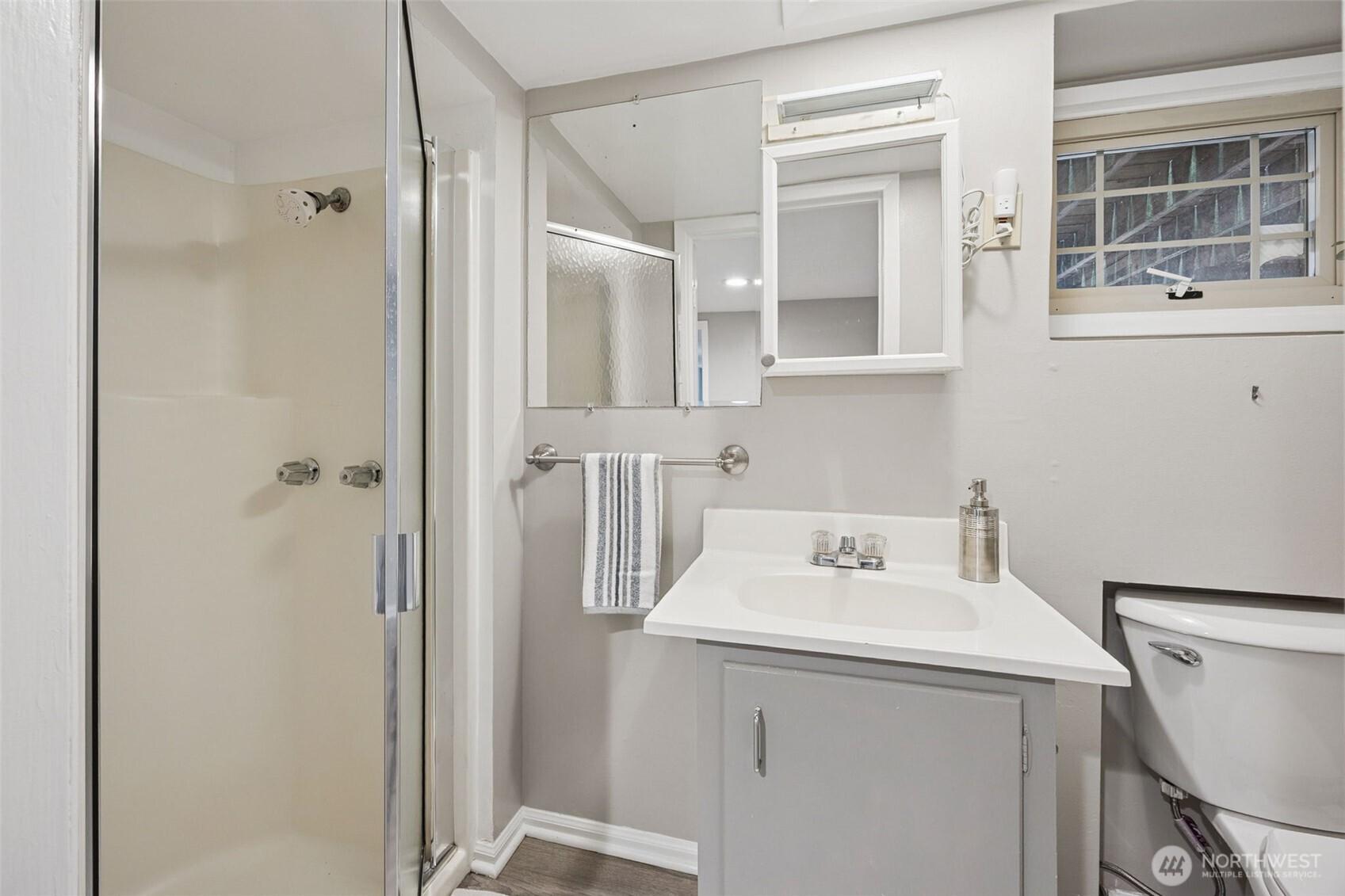 KIRKLAND, Washington, 98033, United States, 4 Bedrooms Bedrooms, ,3 BathroomsBathrooms,Residential,For Sale,1995728