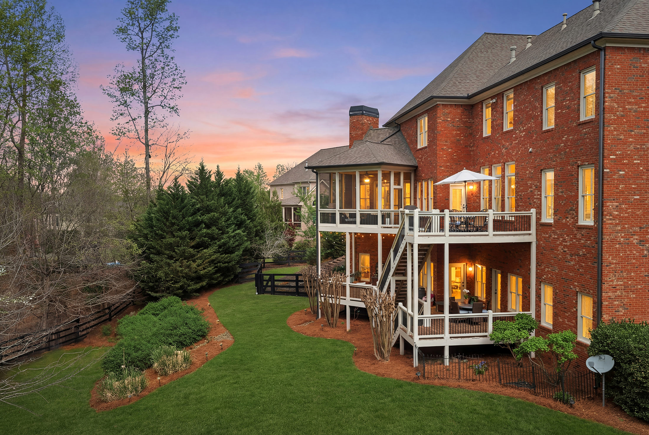  Meticulous Brick Estate Blends Timeless Architecture with Elevated Design - 物件實景