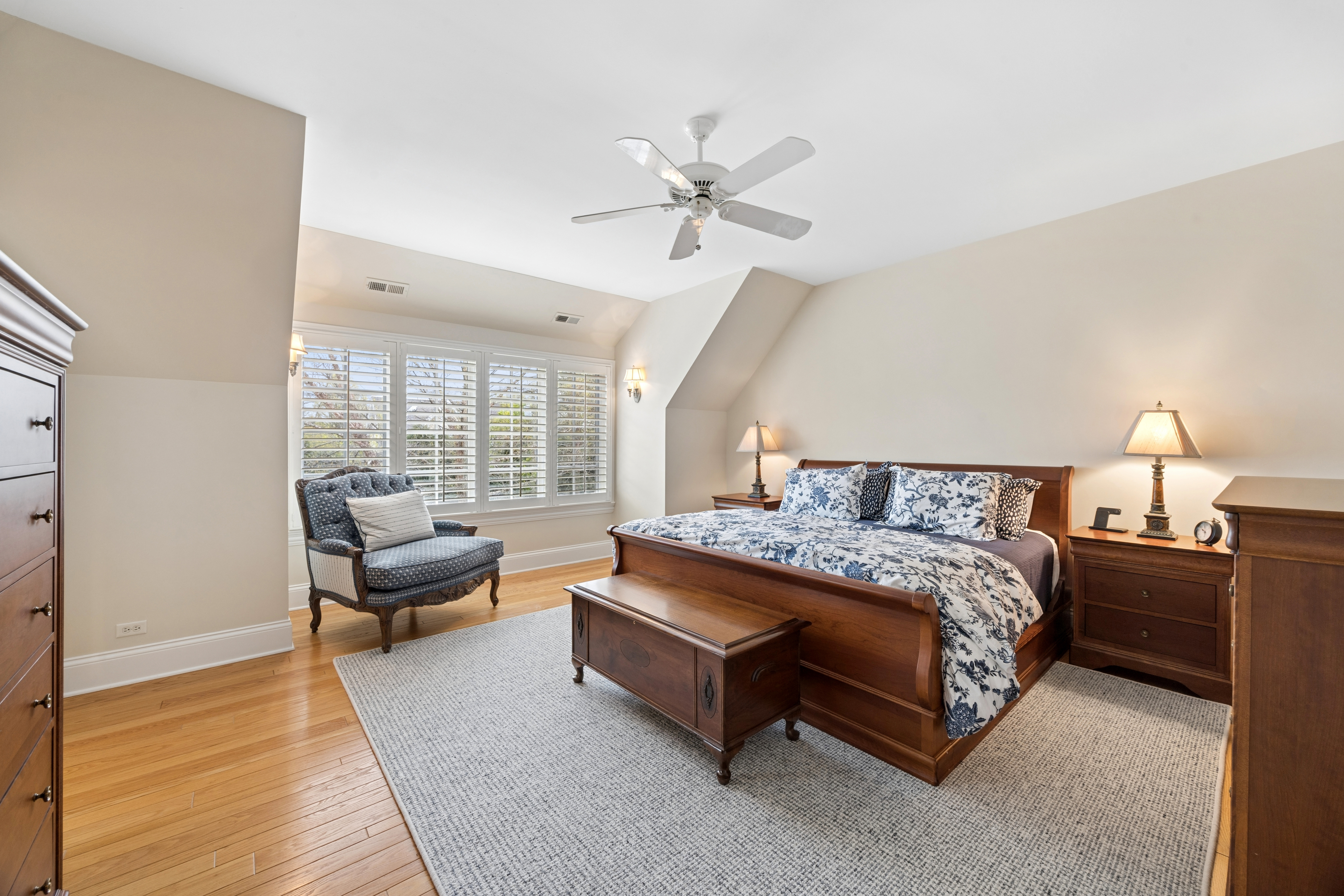  Impressive Cedar and Sstone Home in A+ Sought After Location - 物件實景