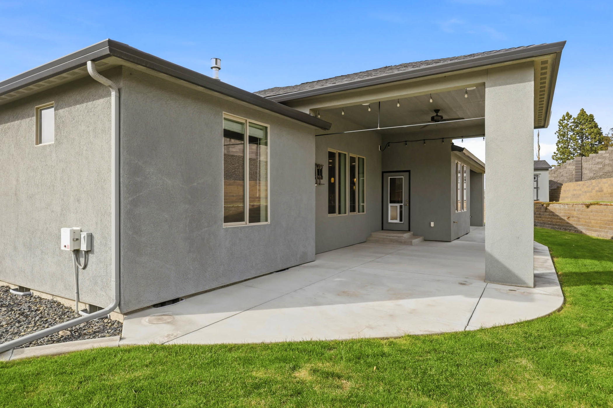  4 car garage in cul-de-sac Upgrades, single level - 物件實景
