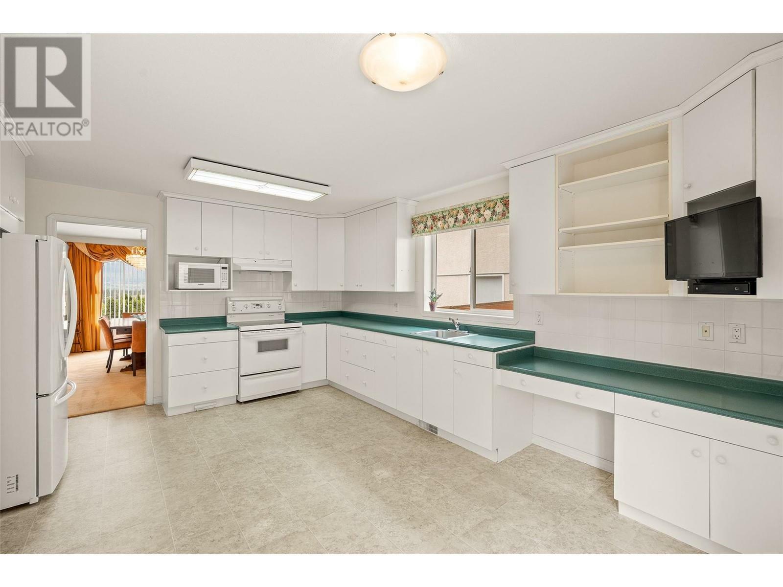 KELOWNA, British Columbia, V1V 1X3, CA, 4 Bedrooms Bedrooms, ,3 BathroomsBathrooms,Residential,For Sale,1876353