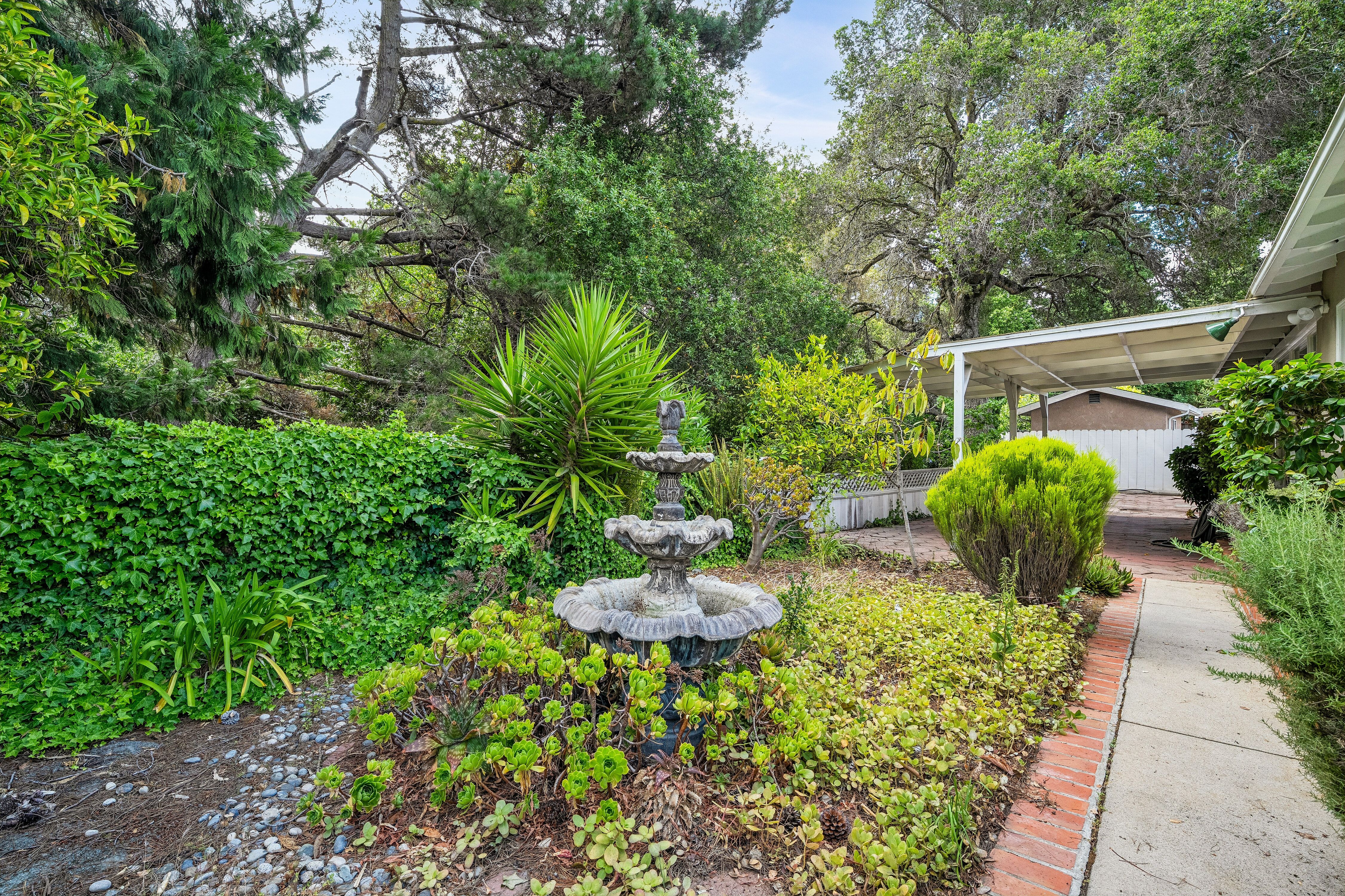 A Rare Bay-O-Vista Retreat with Endless Potential - 物件實景