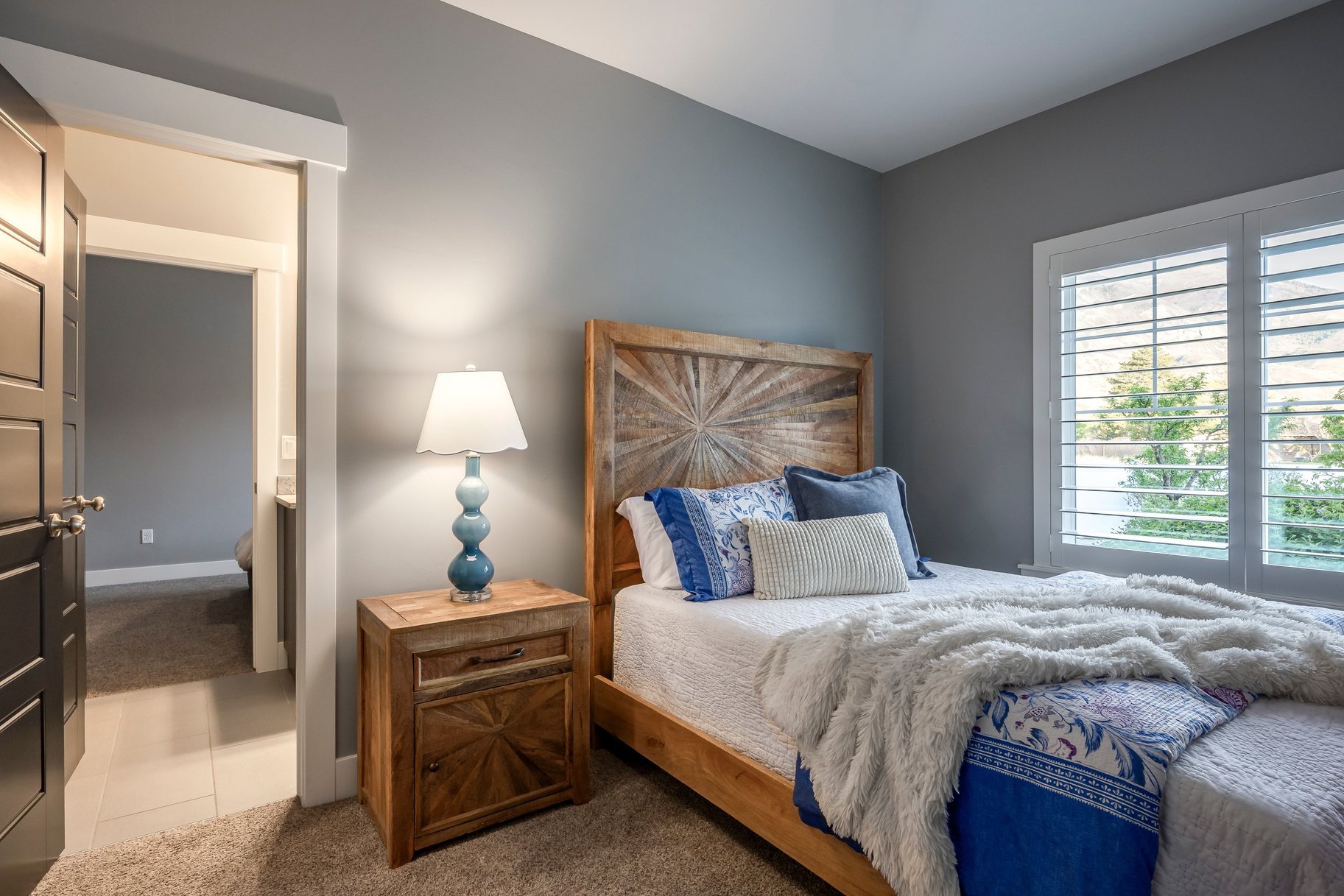  Beautiful Craftsman Rambler With Basement Apartment, Sports Pool and Pool House - 物件實景