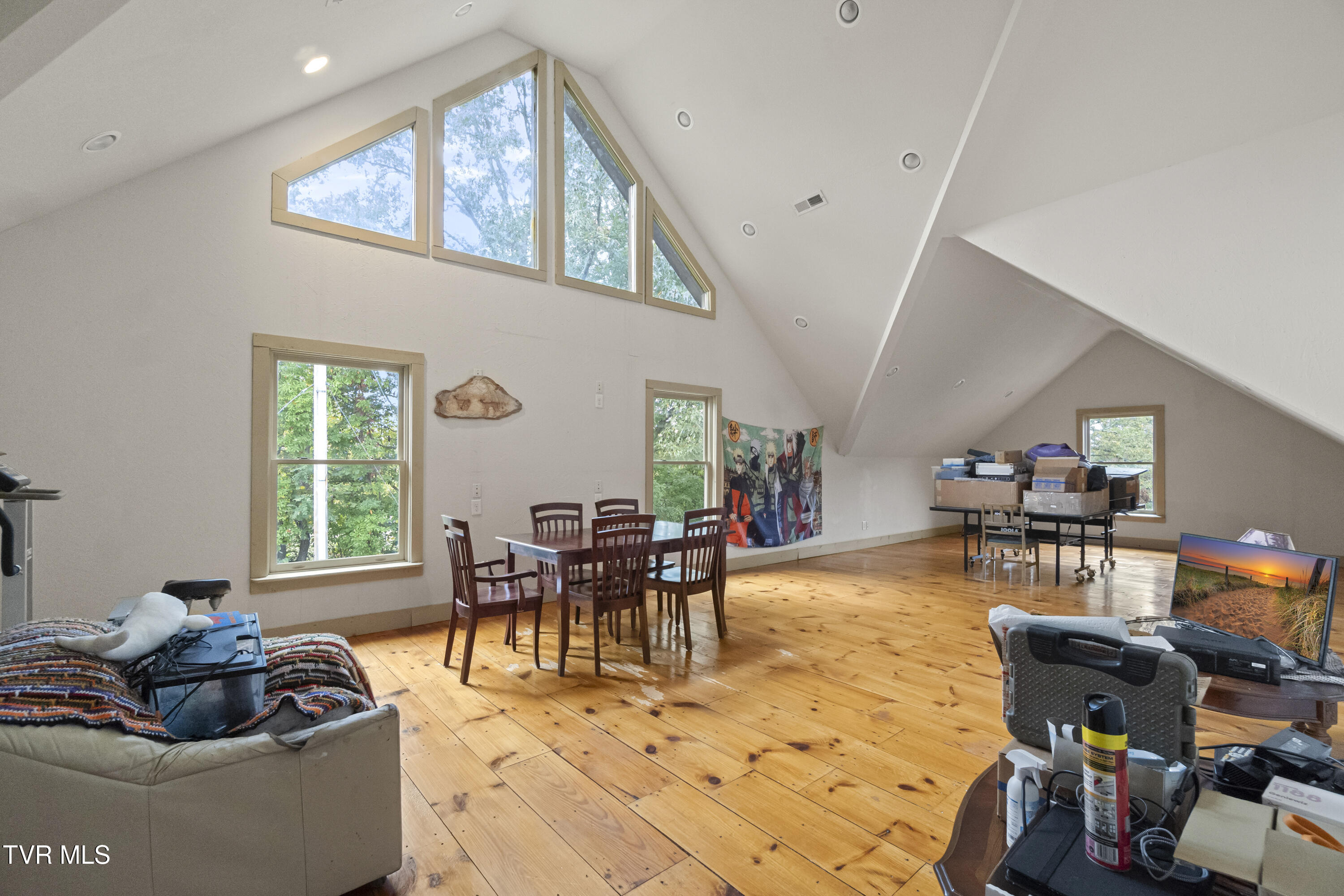 Greeneville, Tennessee, 37745, United States, 5 Bedrooms Bedrooms, ,4 BathroomsBathrooms,Residential,For Sale,1981962