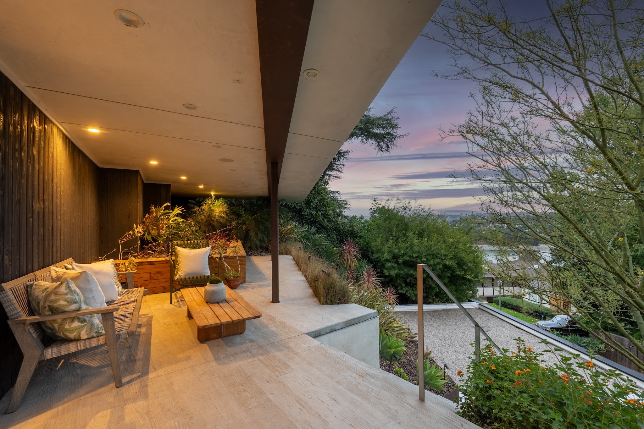  2129 Redcliff St - 物件實景