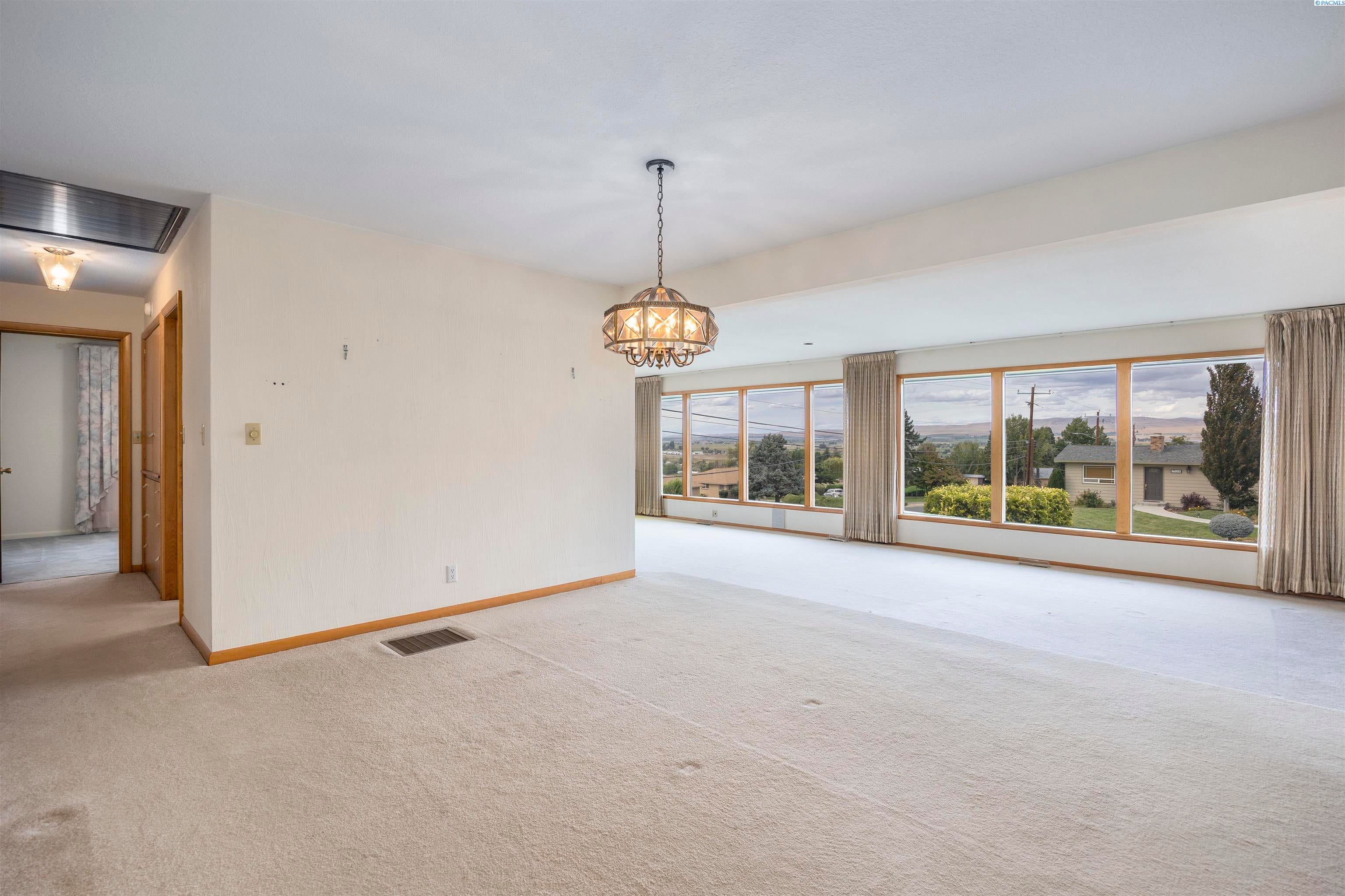 Sunnyside, Washington, 98944, United States, 3 Bedrooms Bedrooms, ,3 BathroomsBathrooms,Residential,For Sale,1973800