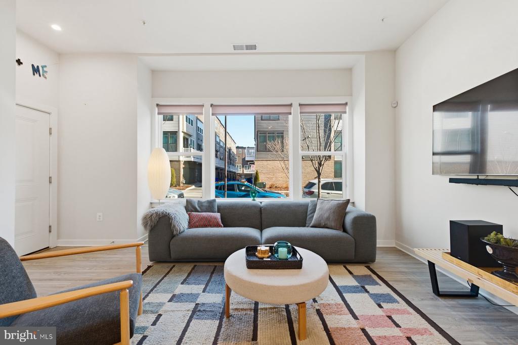 Rockville, Maryland, 20855, United States, 2 Bedrooms Bedrooms, ,3 BathroomsBathrooms,Residential,For Sale,2010770