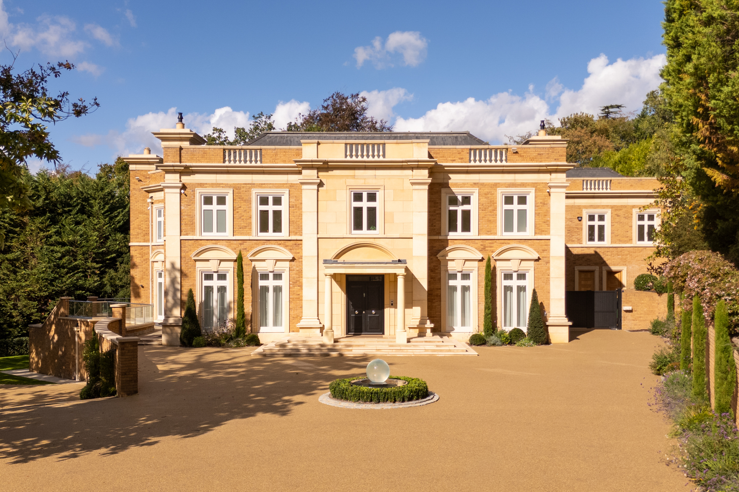  A six-bedroom St George’s Hill house with a private spa and rising-floor pool - 物件實景