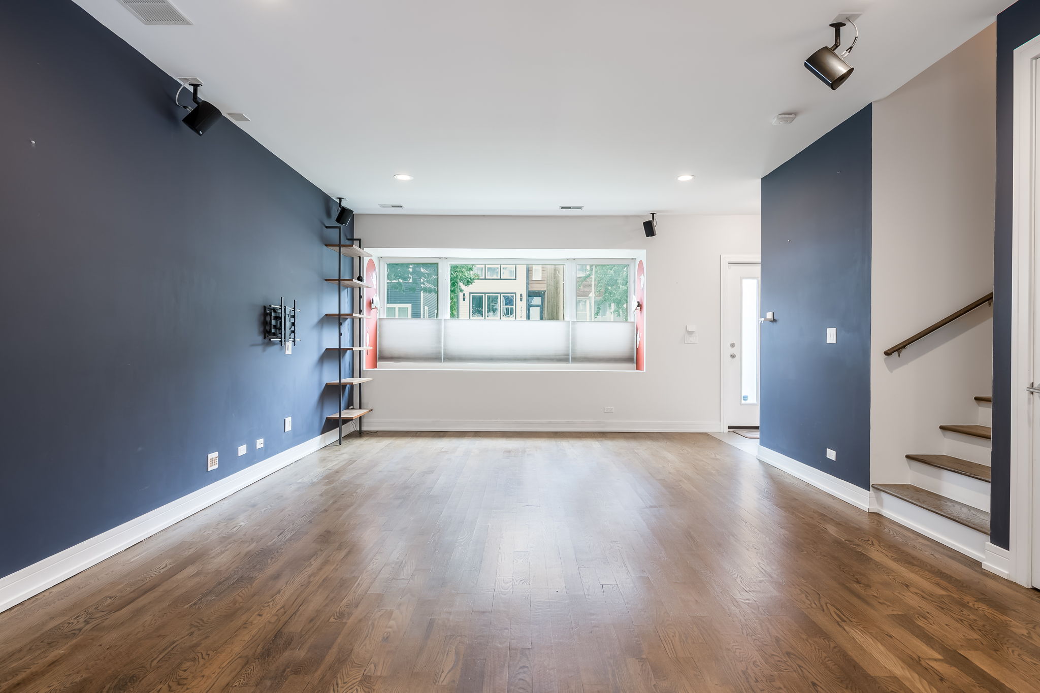  Welcome to This Stunning Three-Story Townhome - 物件實景