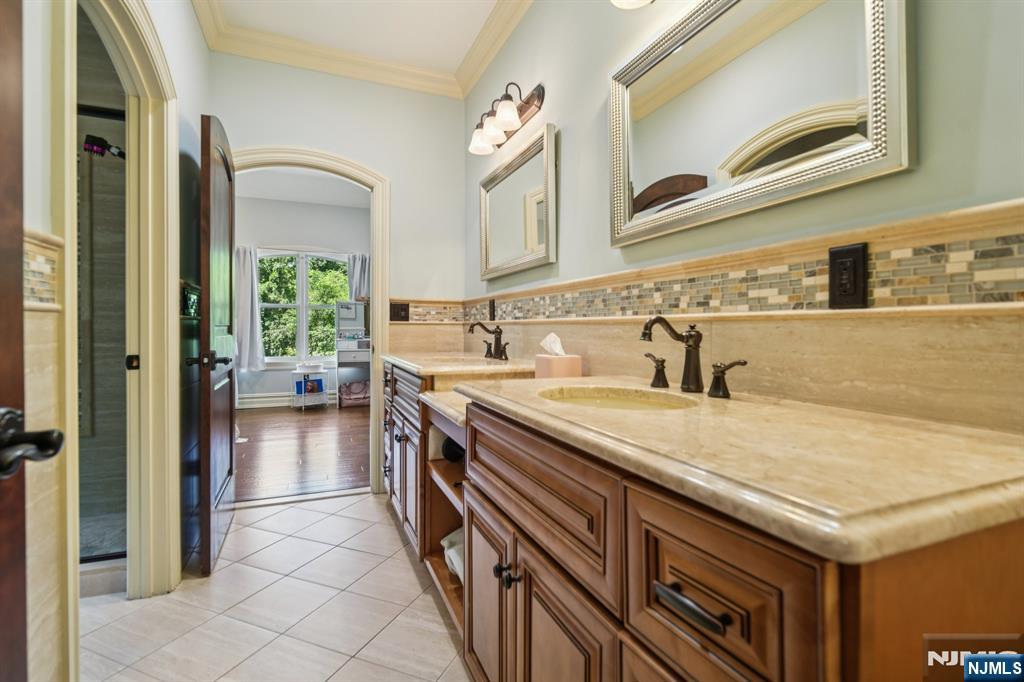 Oakland, New Jersey, 07436, United States, 5 Bedrooms Bedrooms, ,5 BathroomsBathrooms,Residential,For Sale,1907323