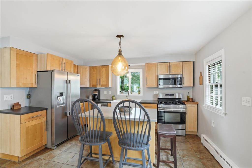 Warren, Rhode Island, 02885, United States, 2 Bedrooms Bedrooms, ,3 BathroomsBathrooms,Residential,For Sale,2048130
