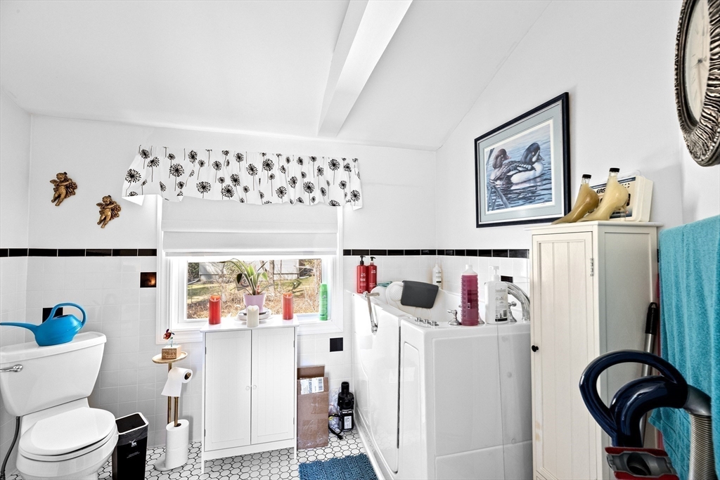 Easton, Massachusetts, 02375, United States, 3 Bedrooms Bedrooms, ,3 BathroomsBathrooms,Residential,For Sale,1975214