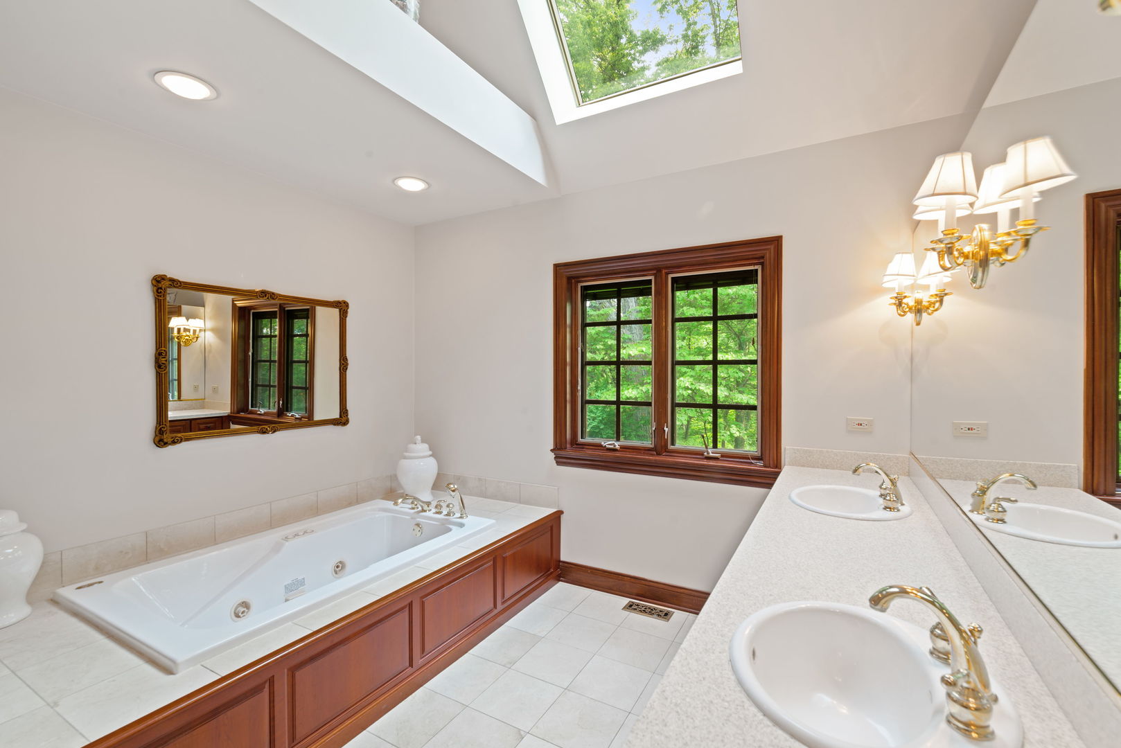 St. Charles, Illinois, 60175, United States, 4 Bedrooms Bedrooms, ,5 BathroomsBathrooms,Residential,For Sale,1848567