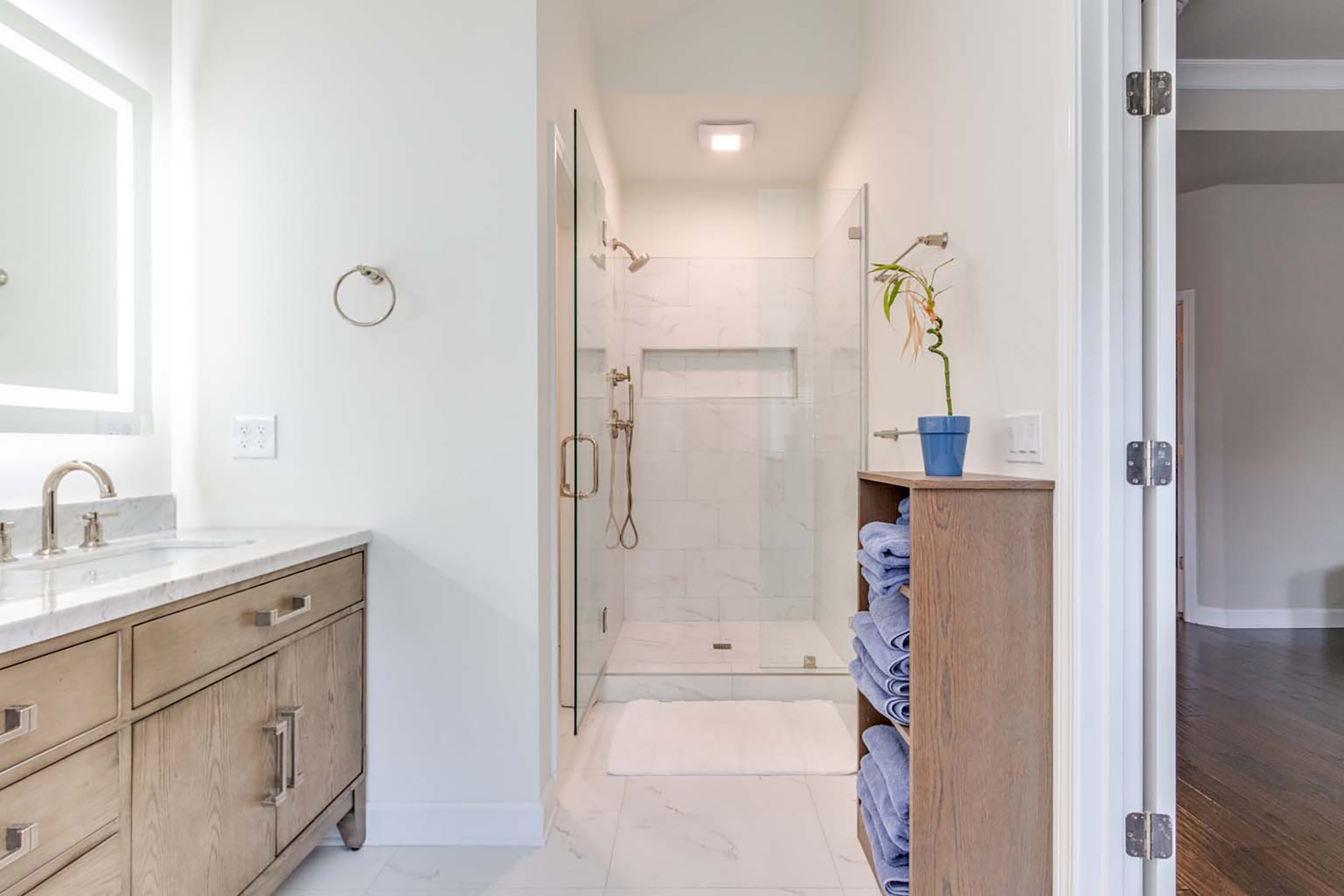  Four-Bedroom Brick Corner Lot in Jamestown - 物件實景