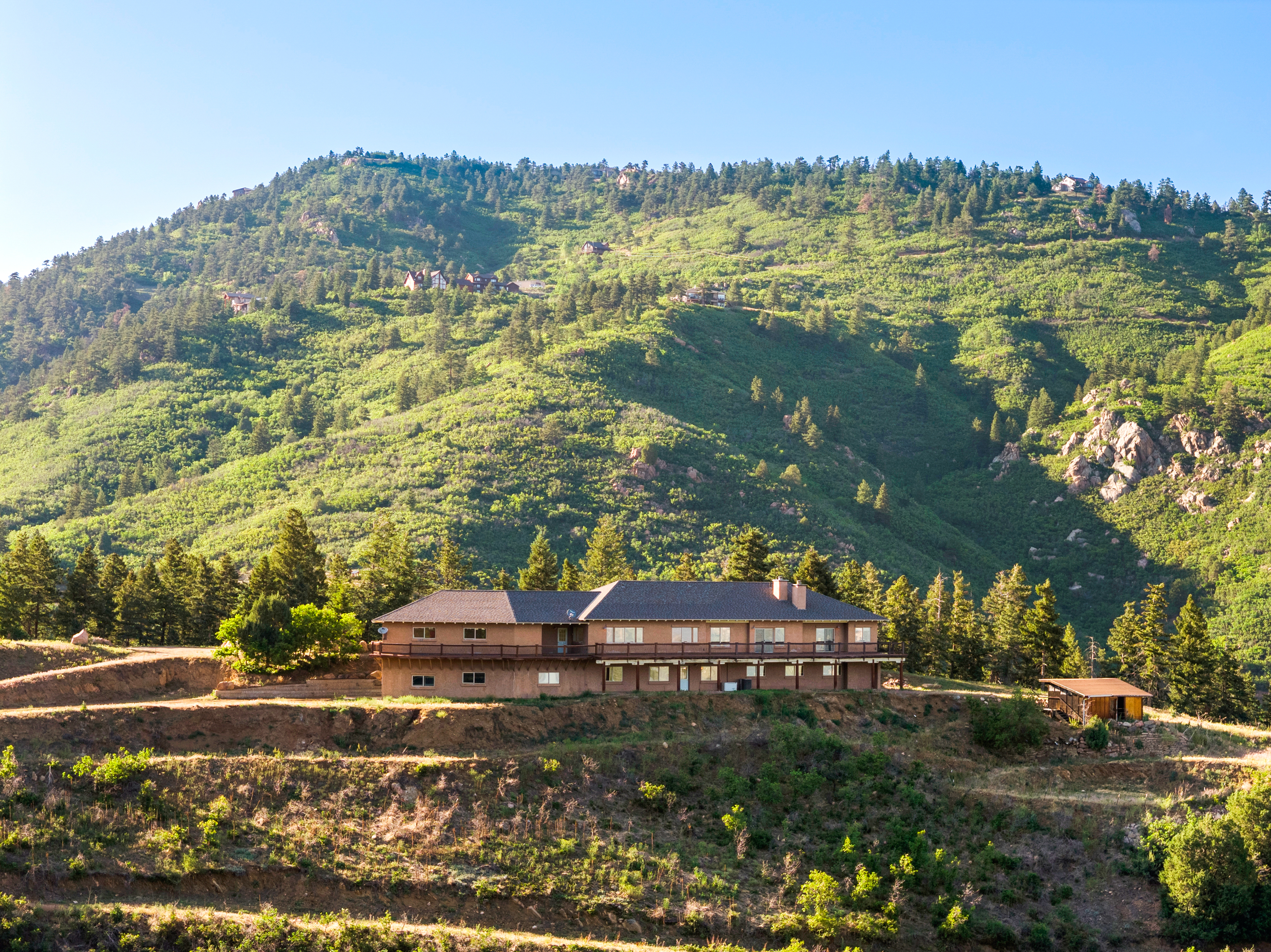  Rare 40-Acre Mountain Retreat with Panoramic Views & 11 Garages - 物件實景