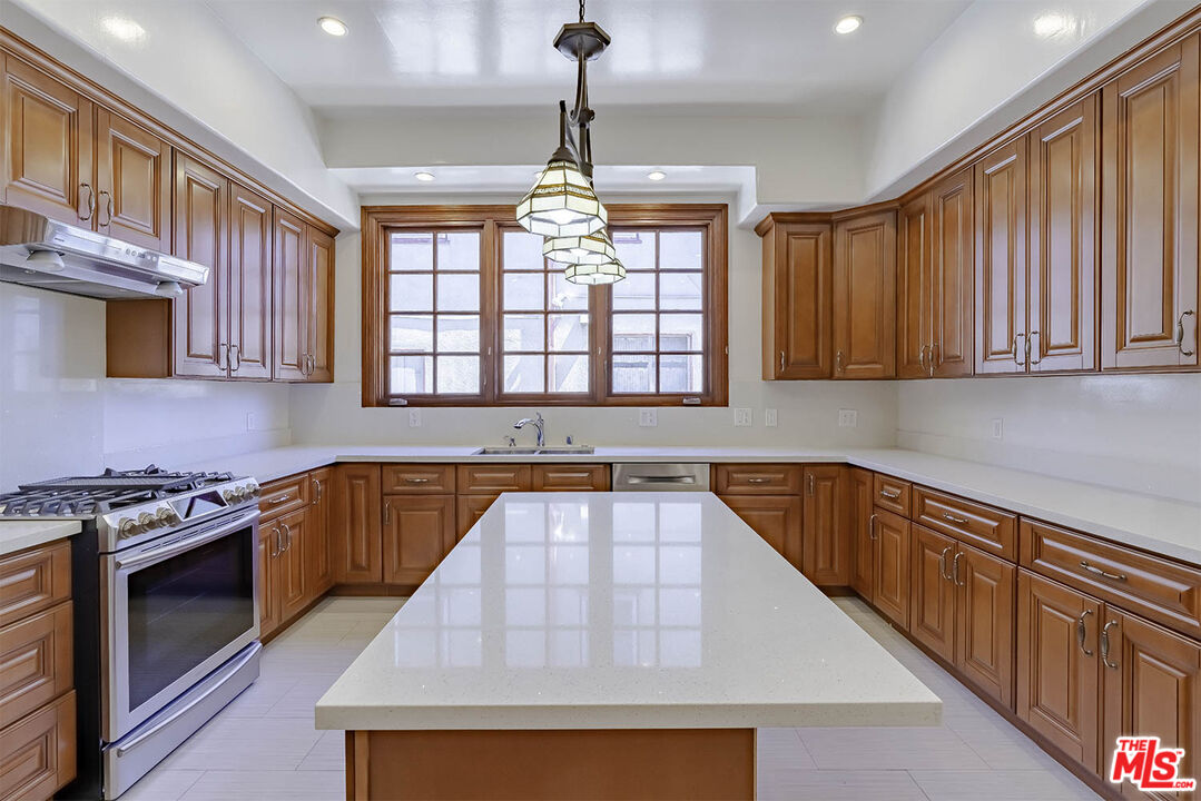 1232 Westchester Pl, Los Angeles, California, 90019, United States, 5 Bedrooms Bedrooms, ,5 BathroomsBathrooms,Residential,For Sale,1232 Westchester Pl,1662622