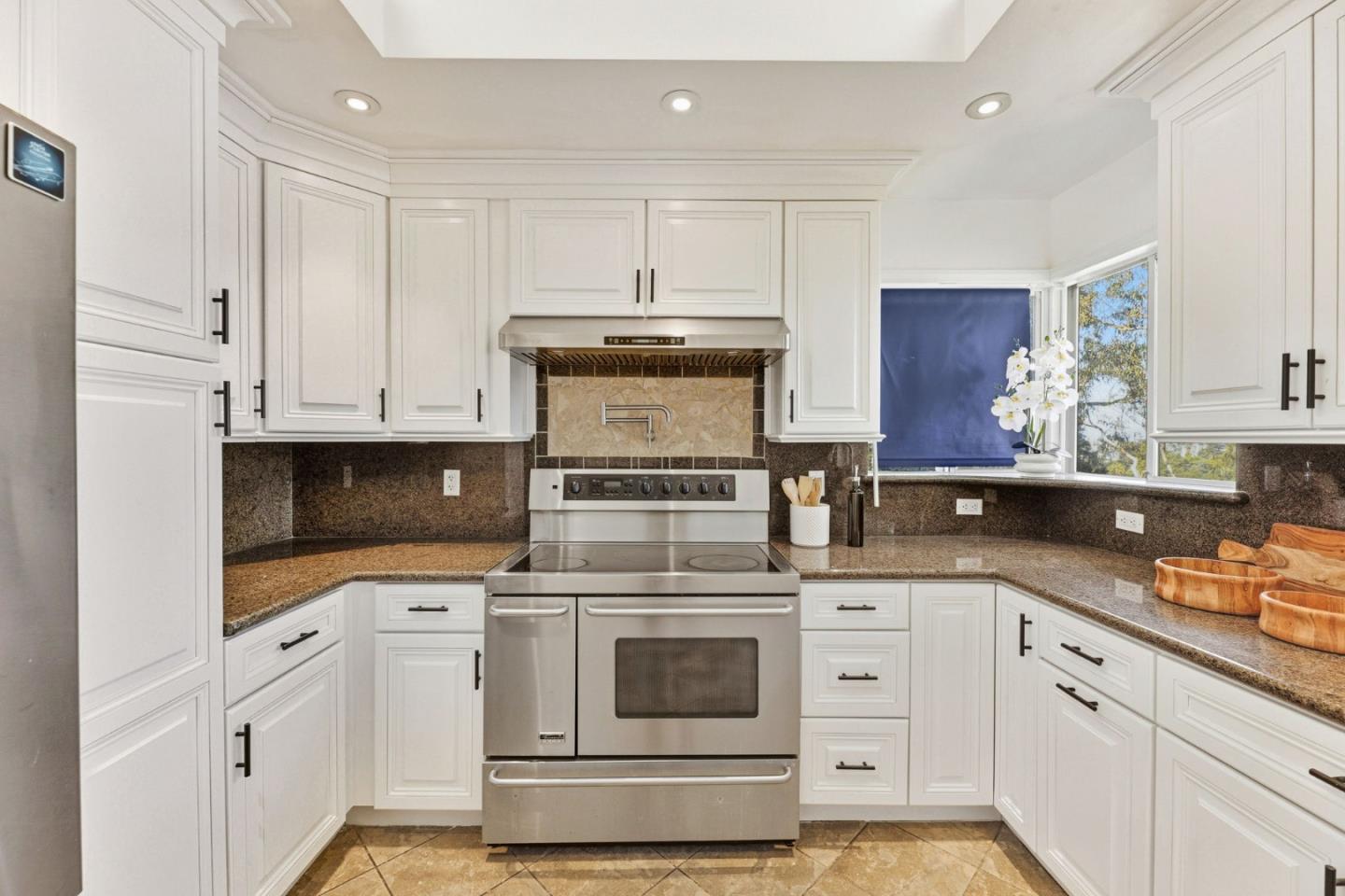 Oakland, California, 94610, United States, 4 Bedrooms Bedrooms, ,4 BathroomsBathrooms,Residential,For Sale,1987505