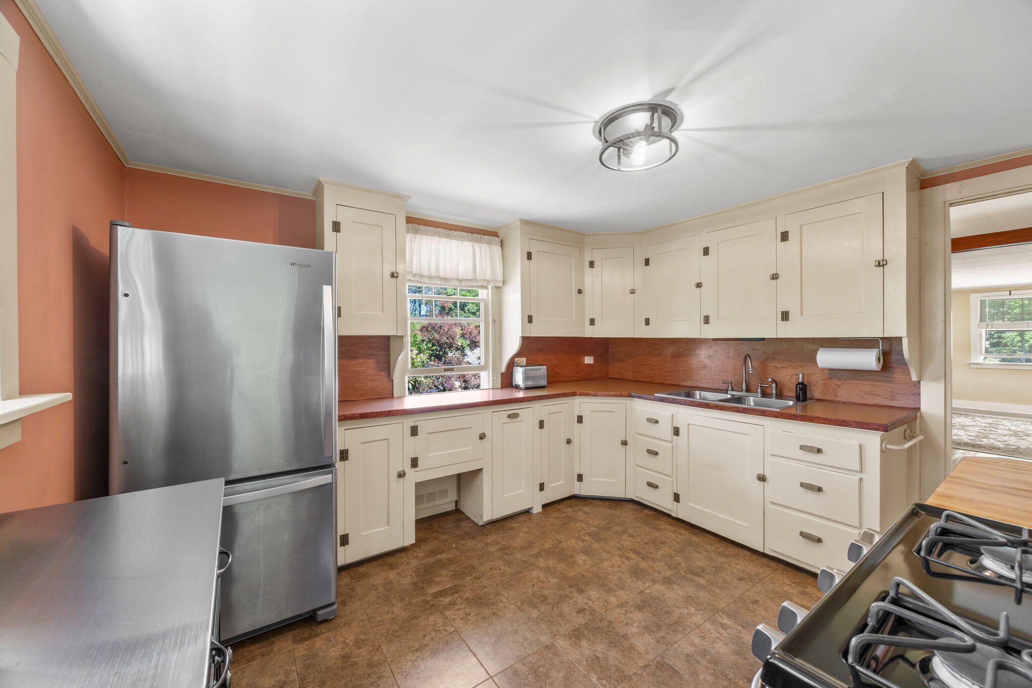  Move-In Ready Comfort on a Beautifully Wooded Acre-Plus Setting - 物件實景