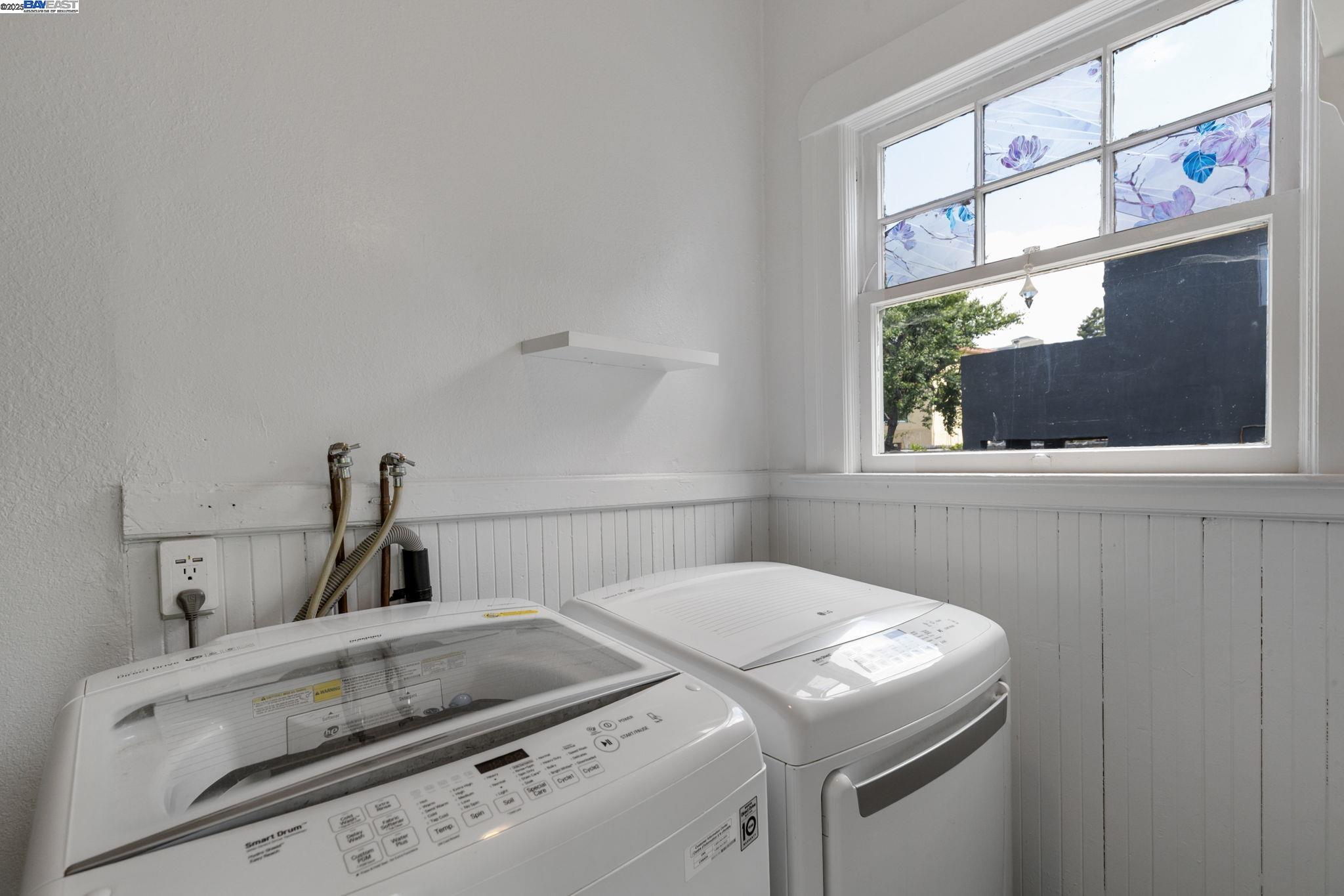 Oakland, California, 94606, United States, 3 Bedrooms Bedrooms, ,2 BathroomsBathrooms,Residential,For Sale,1839089