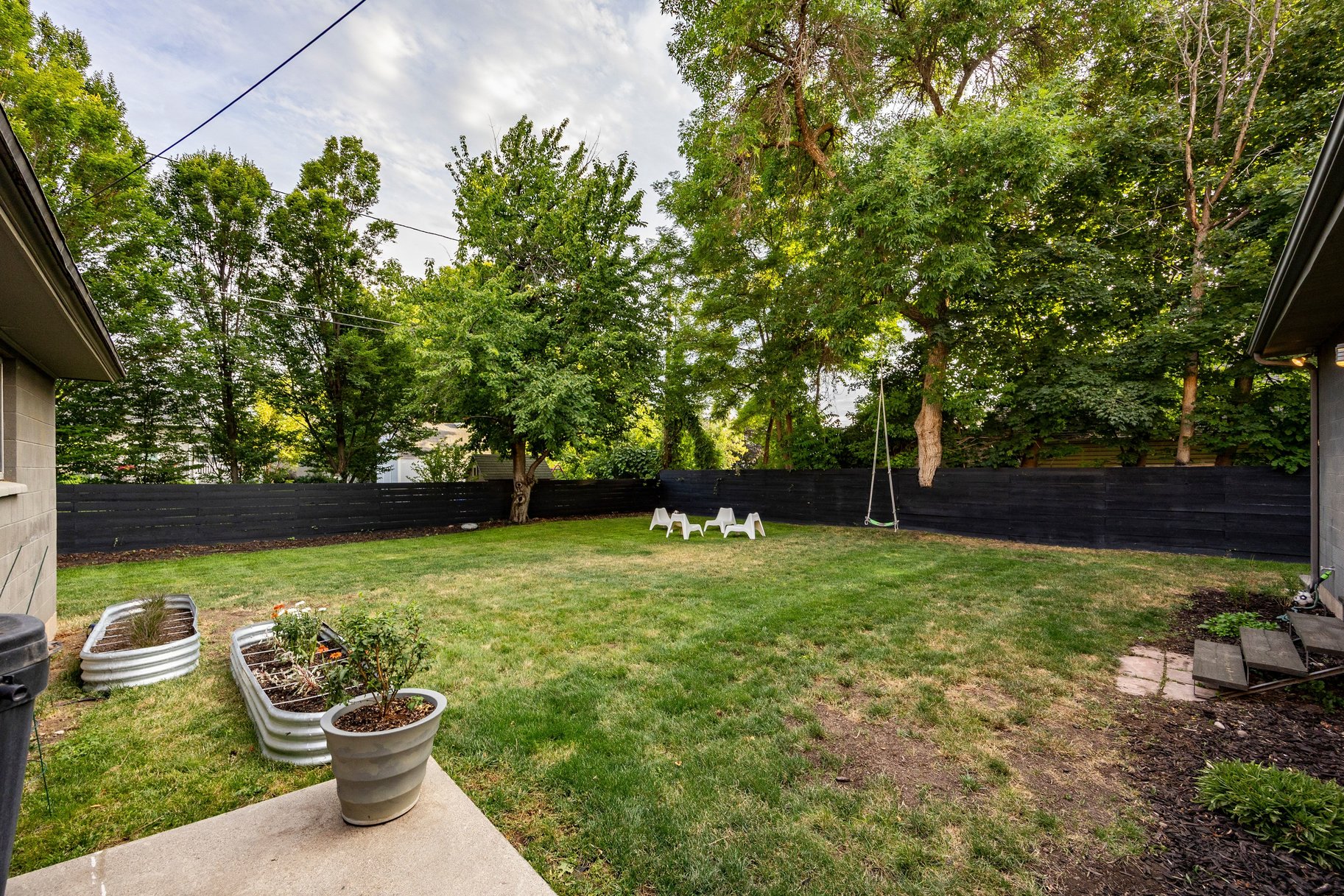  Spacious Millcreek Bungalow with Expansive Backyard & 2-Car Garage - 物件實景