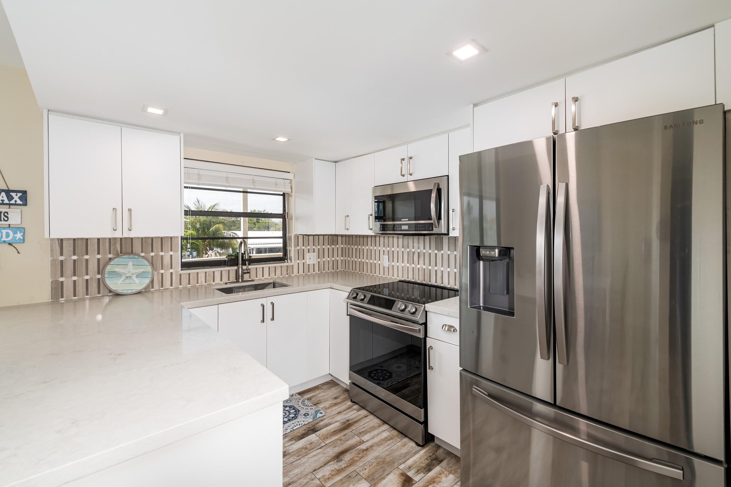 MARATHON, Florida, 33050, United States, 2 Bedrooms Bedrooms, ,2 BathroomsBathrooms,Residential,For Sale,1988223