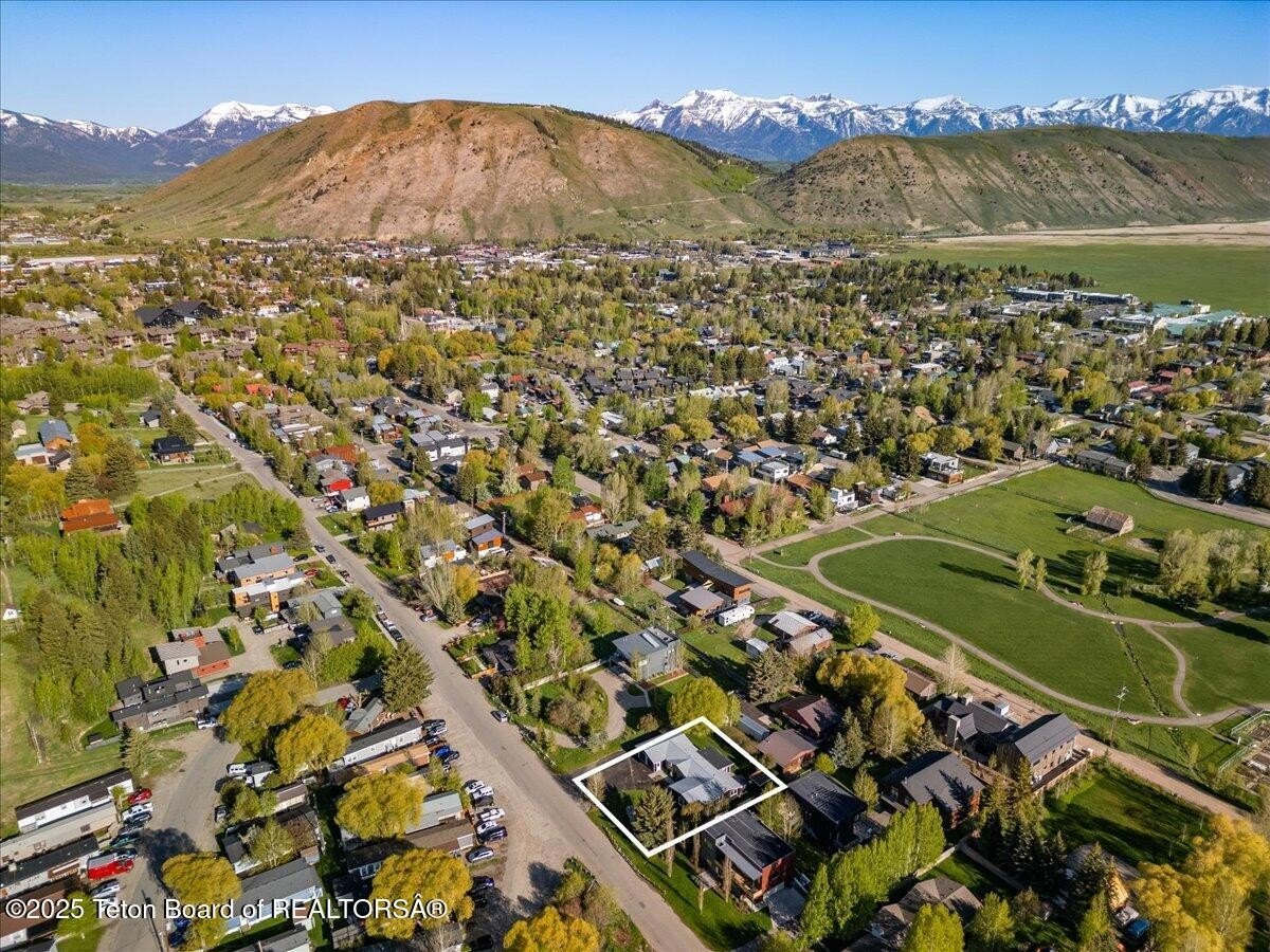 Jackson, Wyoming, 83001, United States, 4 Bedrooms Bedrooms, ,2 BathroomsBathrooms,Residential,For Sale,1830091