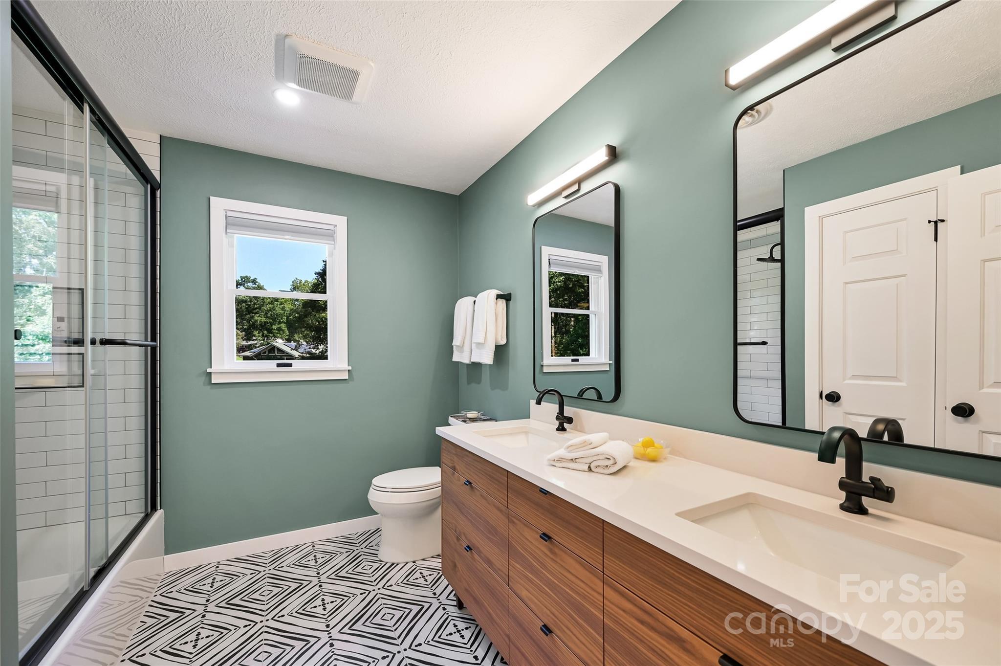 Hendersonville, North Carolina, 28739, United States, 5 Bedrooms Bedrooms, ,3 BathroomsBathrooms,Residential,For Sale,1903677