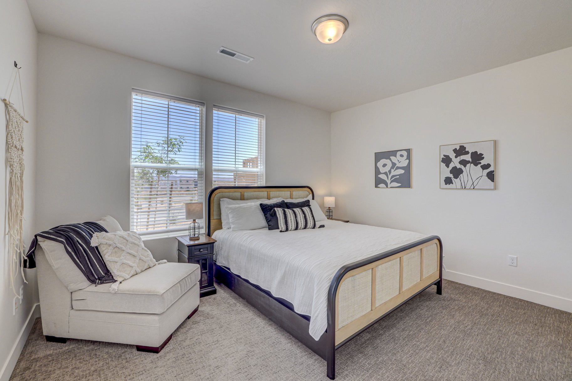  Move-in ready. Desert Color - Furnished 3 bed townhome - 物件實景